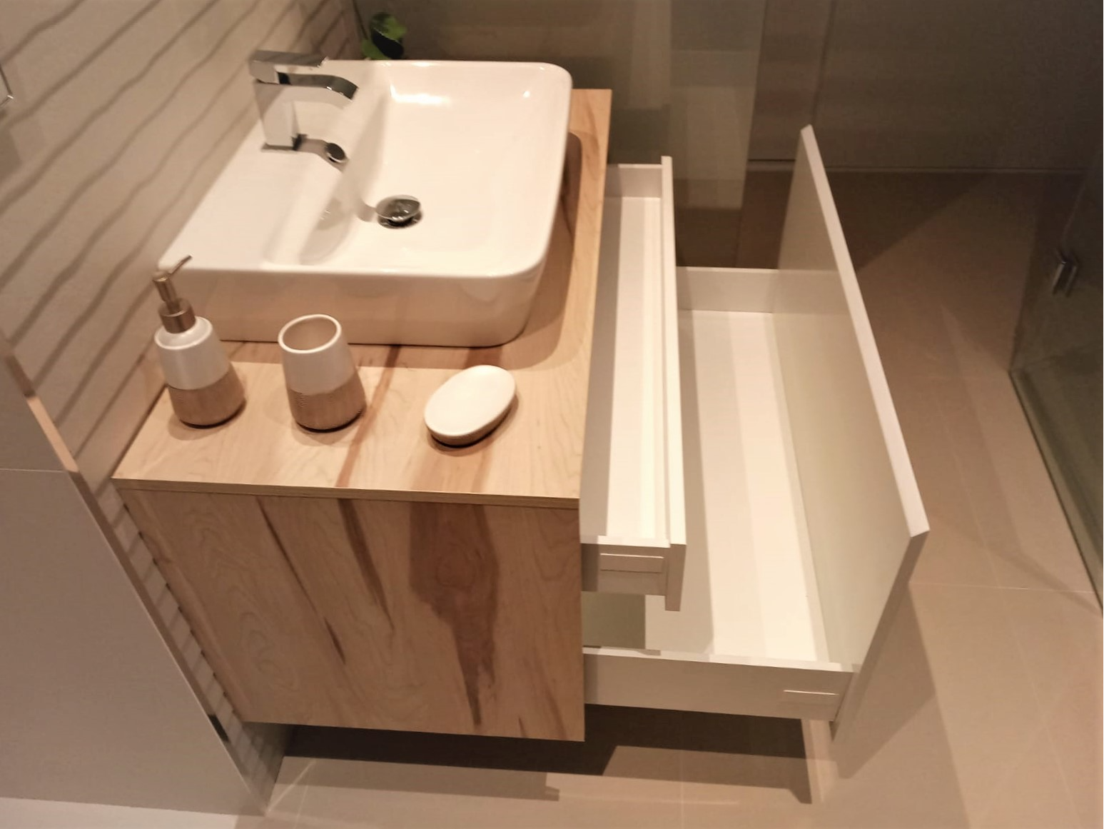 Mueble de baño en madera y blanco Mueble de baño en madera y blanco