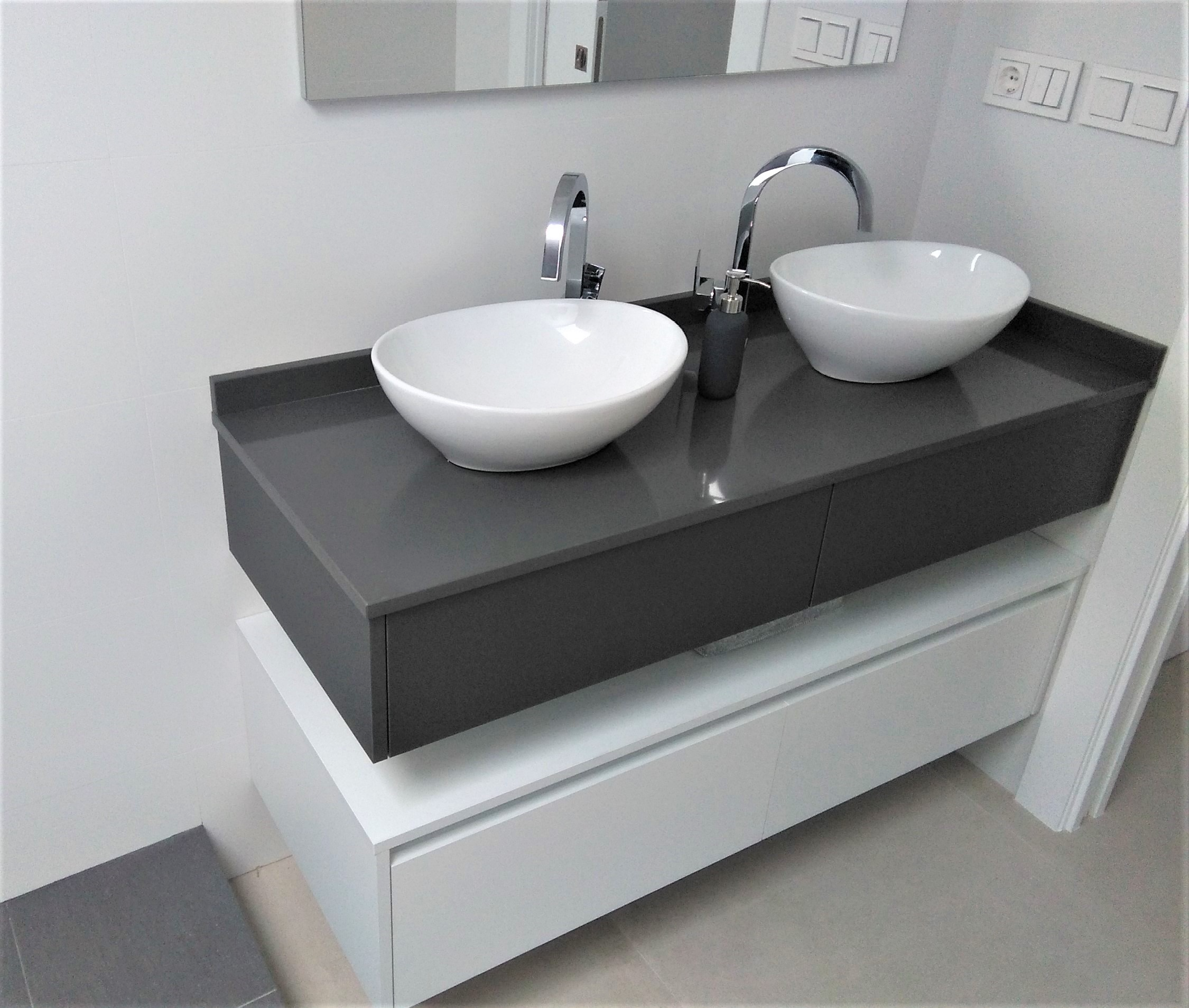 Mueble de baño suspendido gris y blanco Mueble de baño suspendido gris y blanco