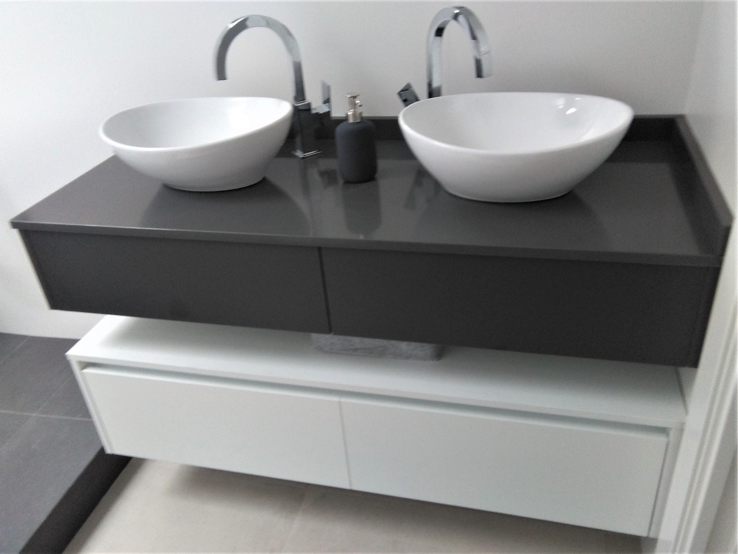 Mueble de baño suspendido en gris y blanco Mueble de baño suspendido en gris y blanco