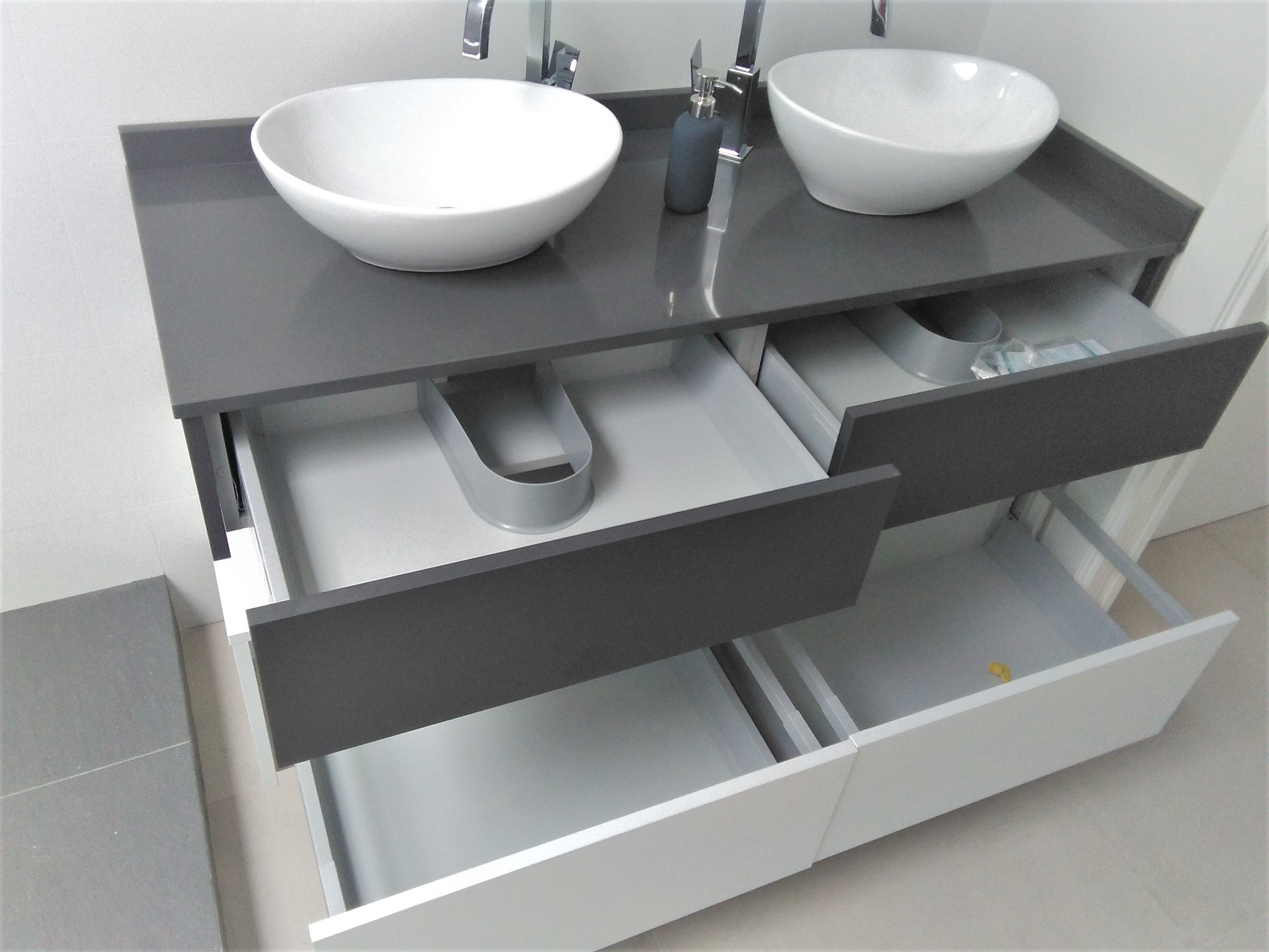 Mueble de baño suspendido en gris y blanco Mueble de baño suspendido en gris y blanco