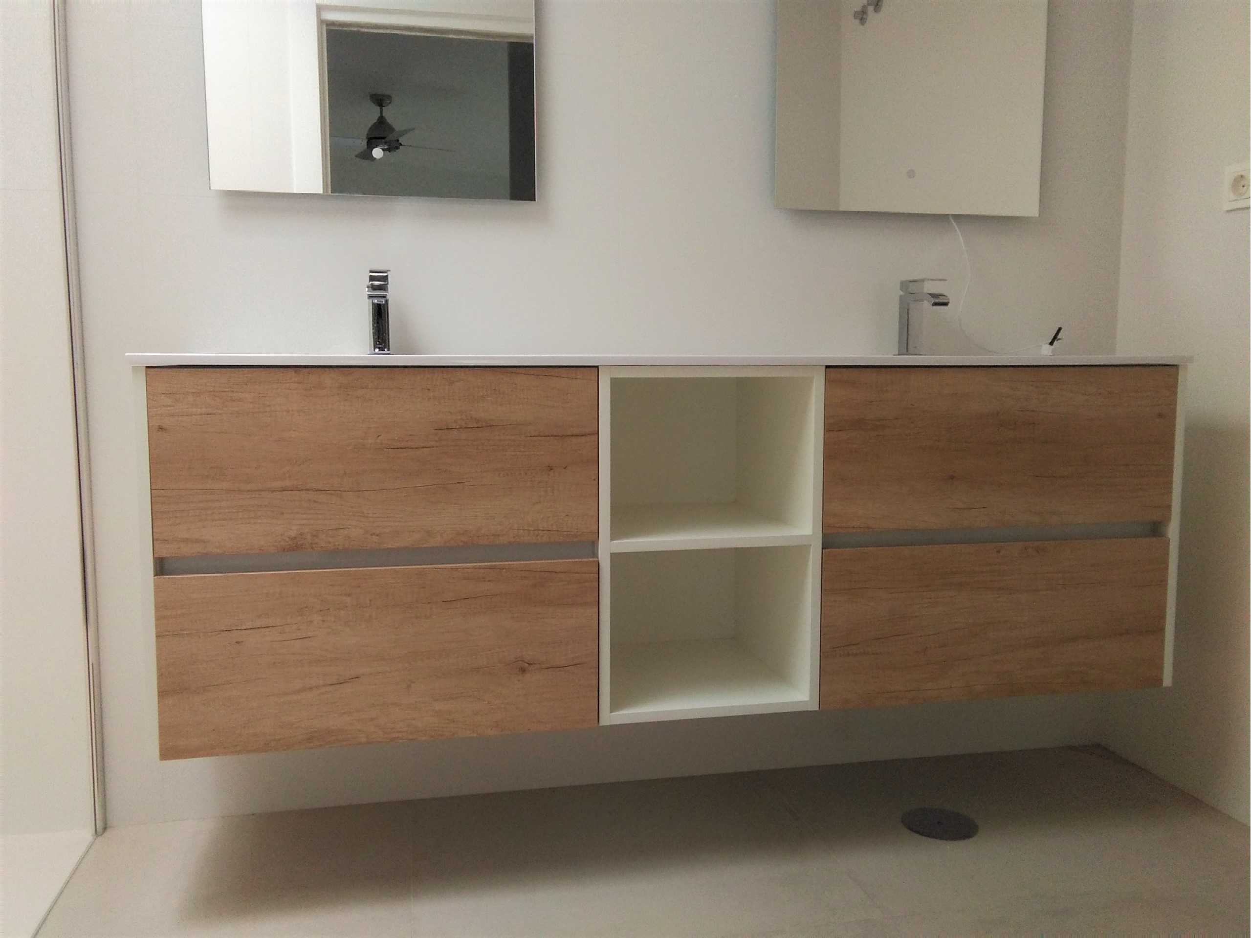Mueble de baño madera y hueco decorativo Mueble de baño madera y hueco decorativo