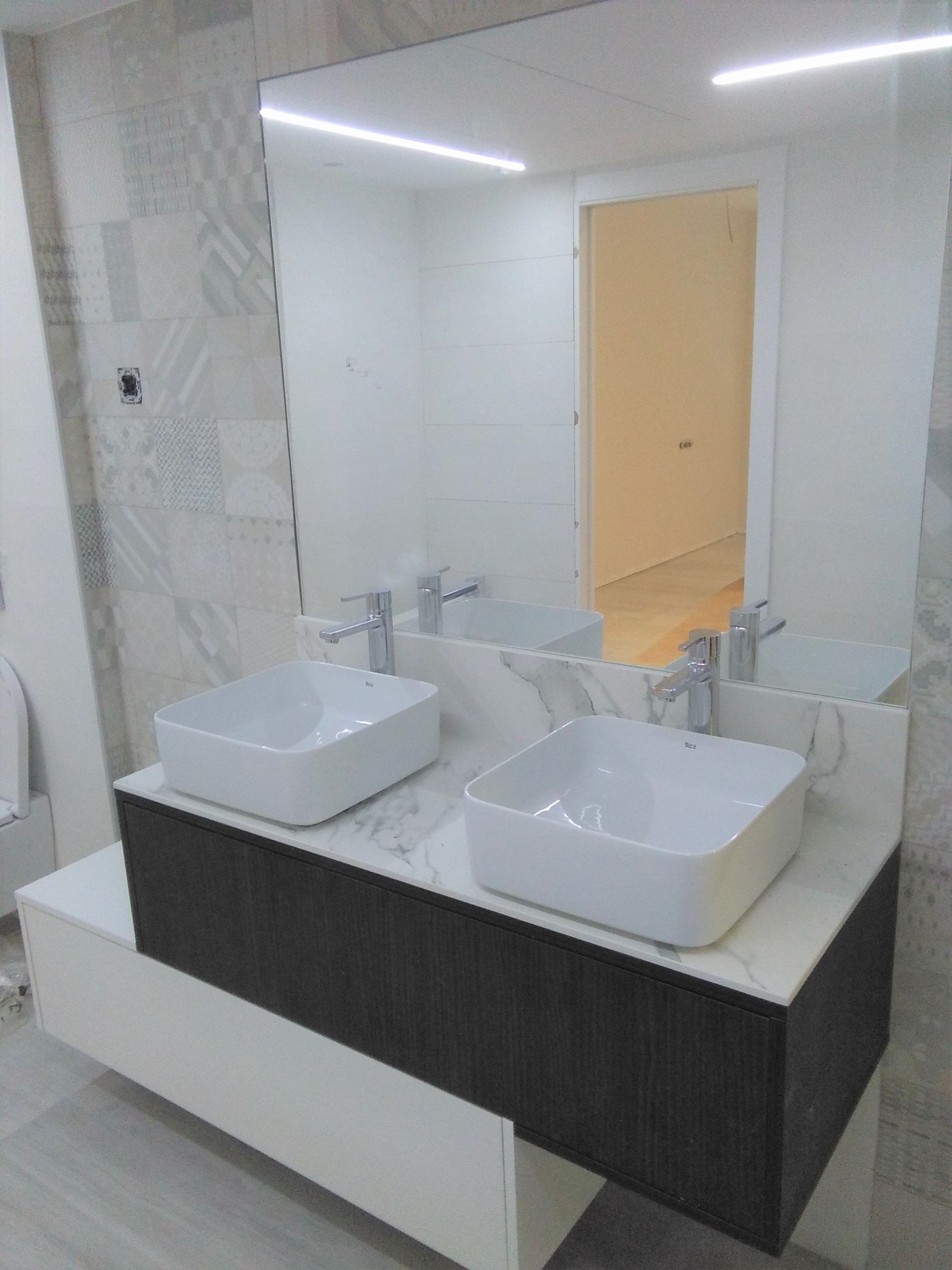 Mueble de baño con encimera textura mármol Mueble de baño con encimera textura mármol