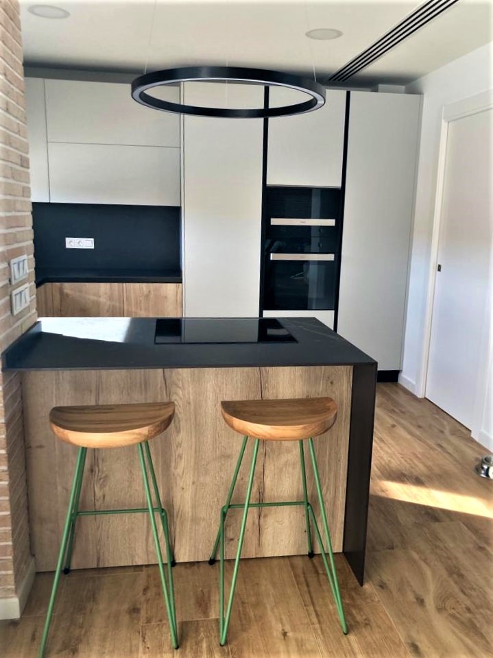 Diseño de cocina moderno y elegante: Productos y servicios de Ébano Interiorismo Diseño de cocina moderno y elegante: Productos y servicios de Ébano Interiorismo