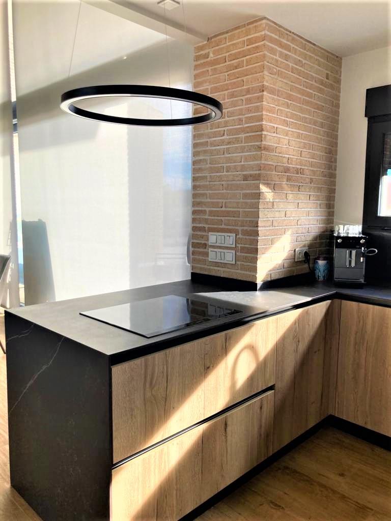 Diseño de cocina moderno y elegante: Productos y servicios de Ébano Interiorismo Diseño de cocina moderno y elegante: Productos y servicios de Ébano Interiorismo