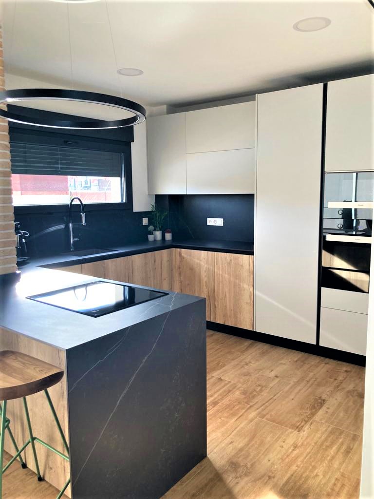 Diseño de cocina moderno y elegante: Productos y servicios de Ébano Interiorismo Diseño de cocina moderno y elegante: Productos y servicios de Ébano Interiorismo