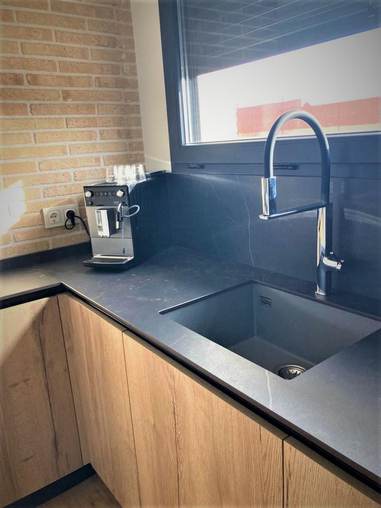 Diseño de cocina moderno y elegante: Productos y servicios de Ébano Interiorismo Diseño de cocina moderno y elegante: Productos y servicios de Ébano Interiorismo