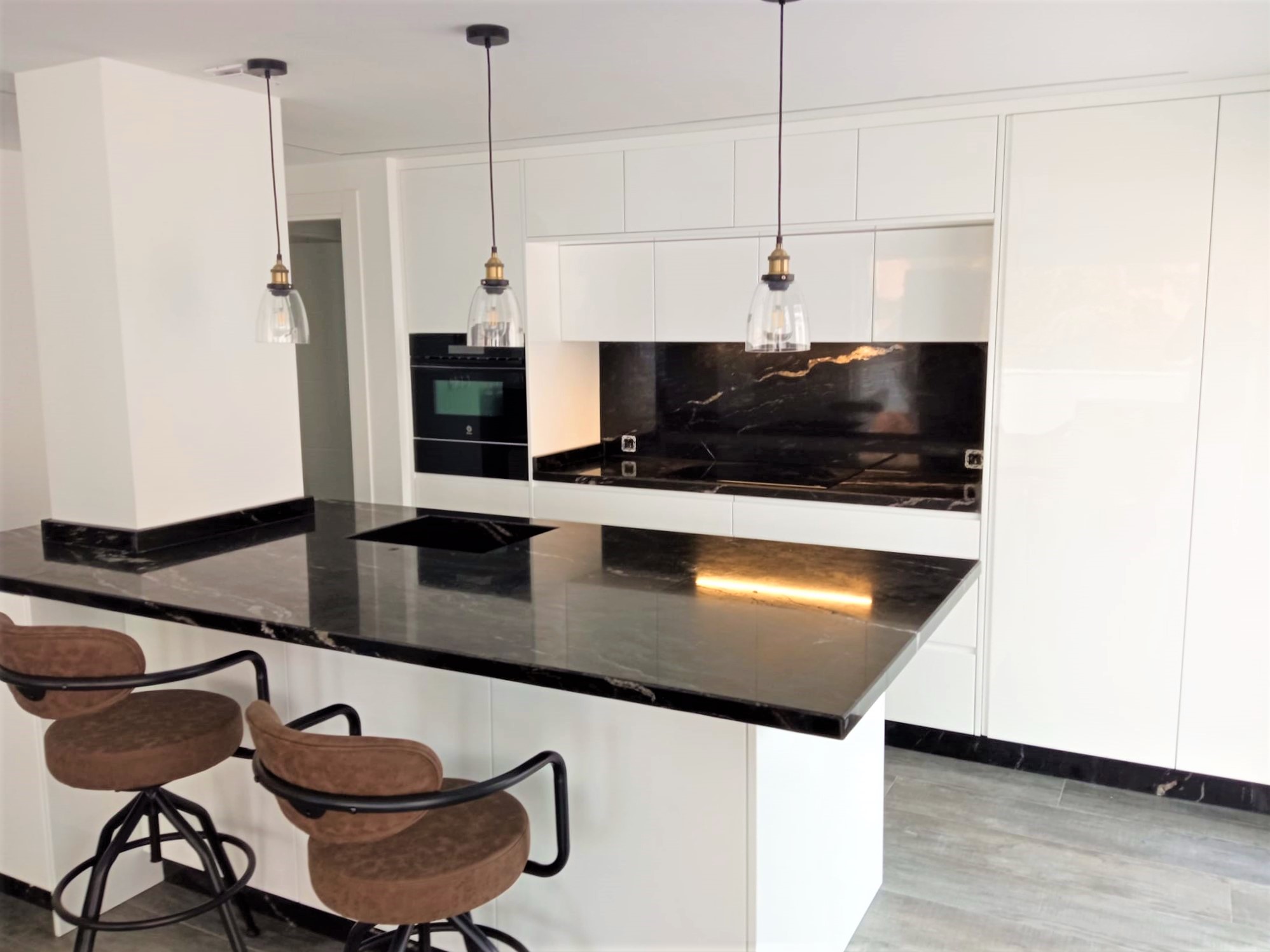 Diseño de cocina atemporal y versátil: Productos y servicios de Ébano Interiorismo Diseño de cocina atemporal y versátil: Productos y servicios de Ébano Interiorismo