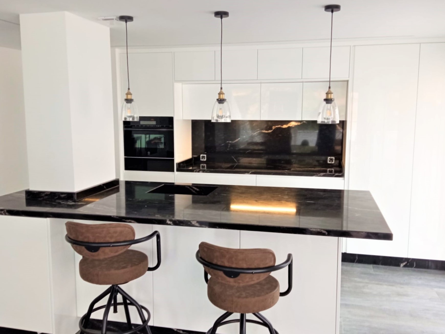 Diseño de cocina atemporal y versátil: Productos y servicios de Ébano Interiorismo Diseño de cocina atemporal y versátil: Productos y servicios de Ébano Interiorismo