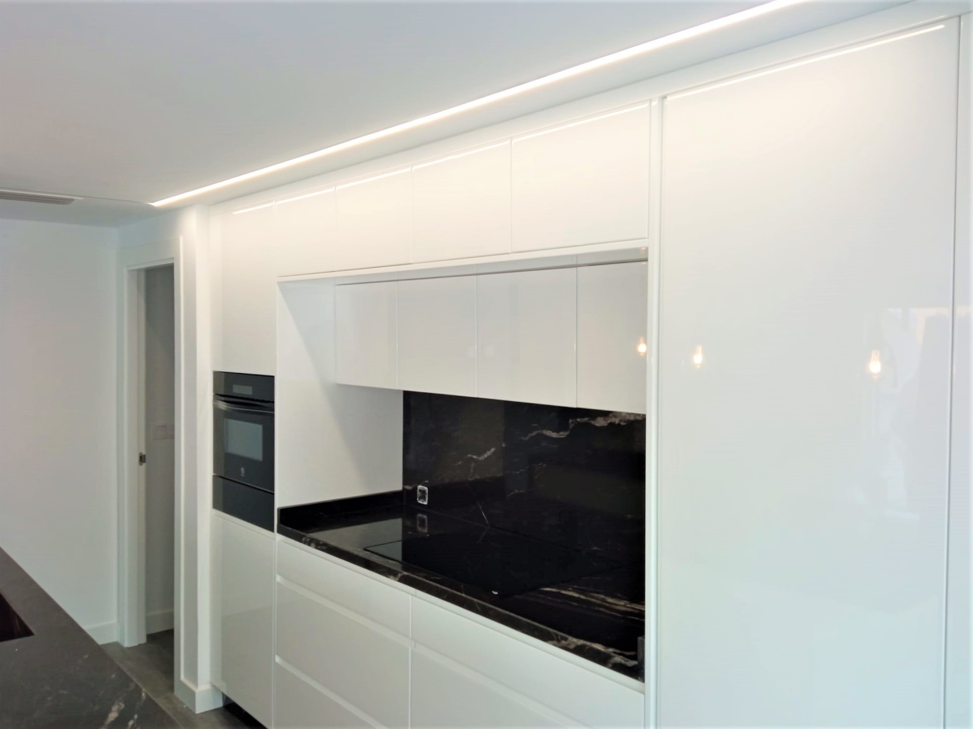 Diseño de cocina atemporal y versátil: Productos y servicios de Ébano Interiorismo Diseño de cocina atemporal y versátil: Productos y servicios de Ébano Interiorismo