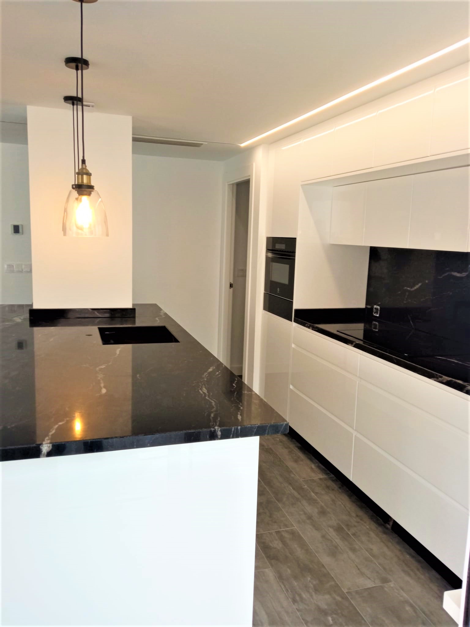 Diseño de cocina atemporal y versátil: Productos y servicios de Ébano Interiorismo Diseño de cocina atemporal y versátil: Productos y servicios de Ébano Interiorismo