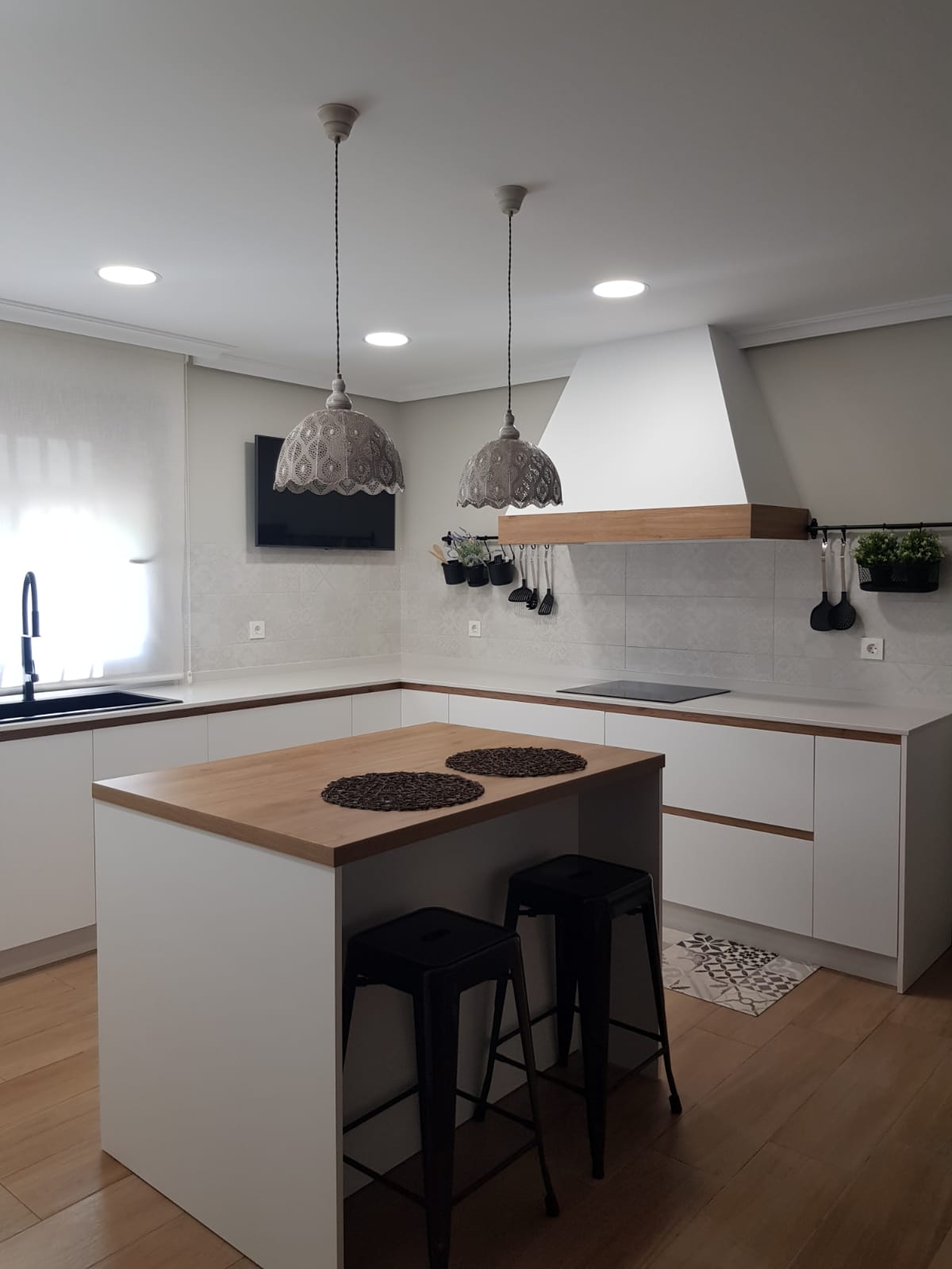 Diseño de cocina rústica y moderna: Productos y servicios de Ébano Interiorismo Diseño de cocina rústica y moderna: Productos y servicios de Ébano Interiorismo