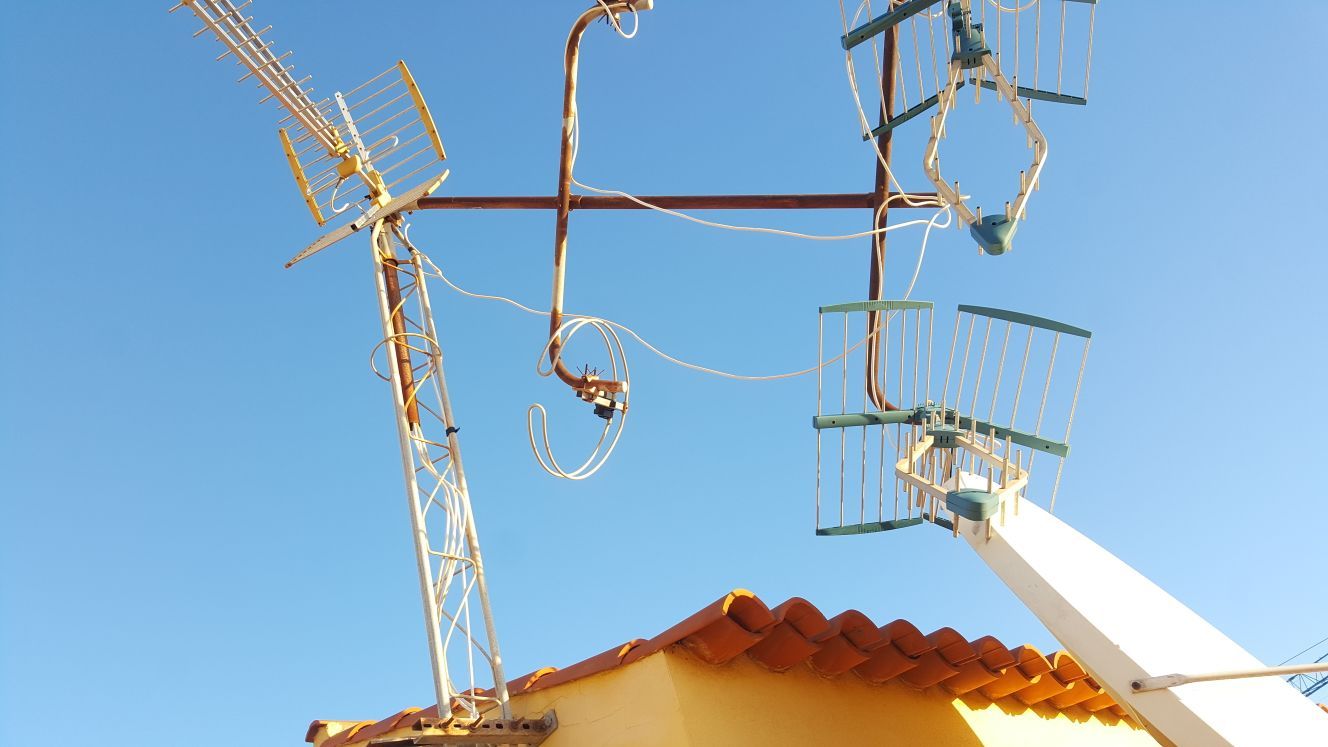 Antenas e instalación T.V.: Servicios de Mantenimiento e Instalaciones Eléctricas DHT Antenas e instalación T.V.: Servicios de Mantenimiento e Instalaciones Eléctricas DHT