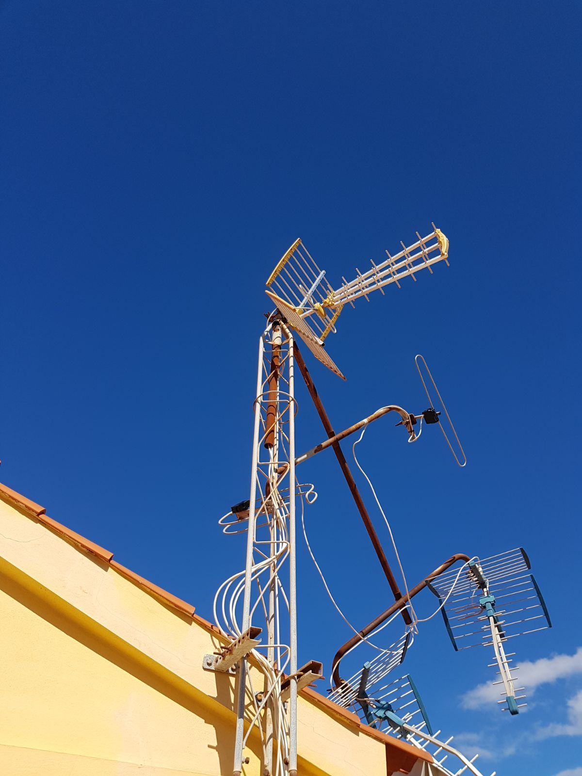 Antenas e instalación T.V.: Servicios de Mantenimiento e Instalaciones Eléctricas DHT Antenas e instalación T.V.: Servicios de Mantenimiento e Instalaciones Eléctricas DHT
