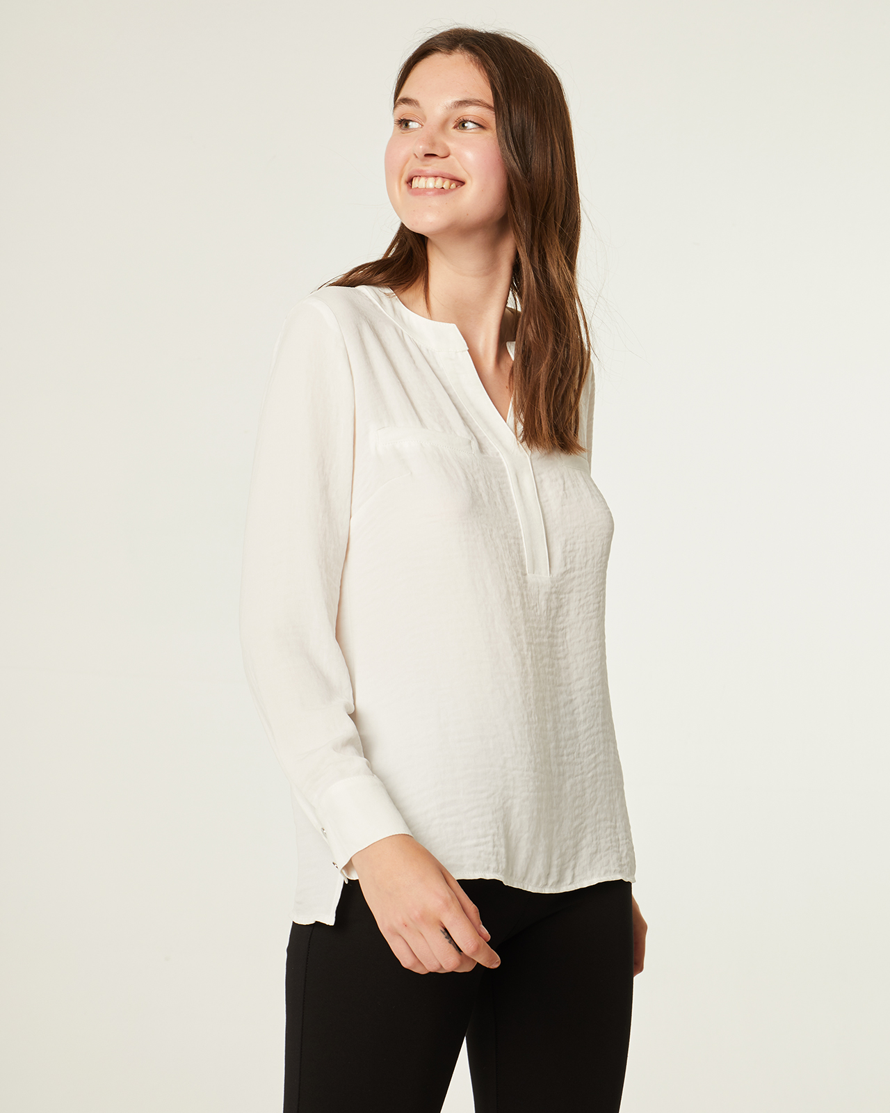Blusa color blanco de manga larga: Catálogo de Manuela Lencería Blusa color blanco de manga larga: Catálogo de Manuela Lencería