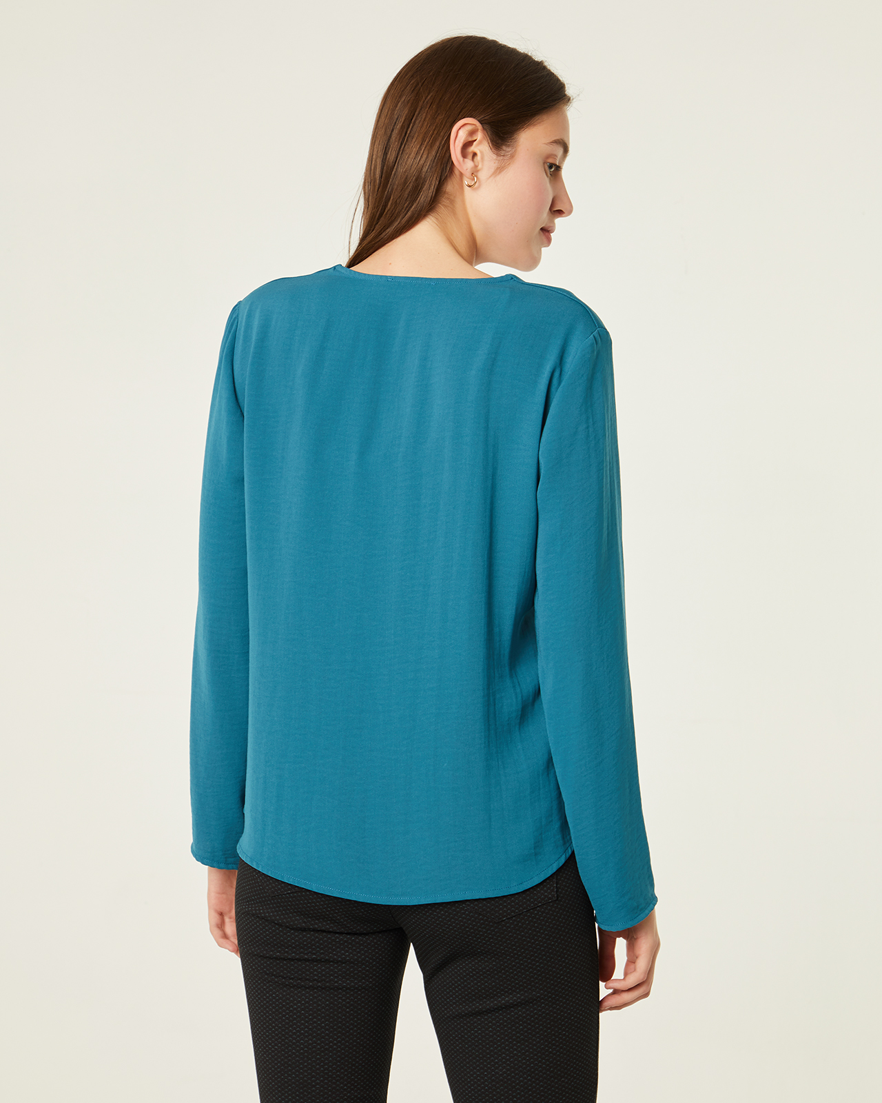 Blusa color azul de manga larga: Catálogo de Manuela Lencería Blusa color azul de manga larga: Catálogo de Manuela Lencería
