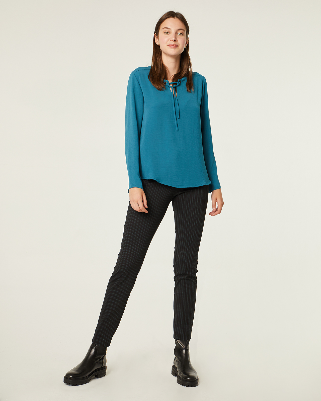 Blusa color azul de manga larga: Catálogo de Manuela Lencería Blusa color azul de manga larga: Catálogo de Manuela Lencería