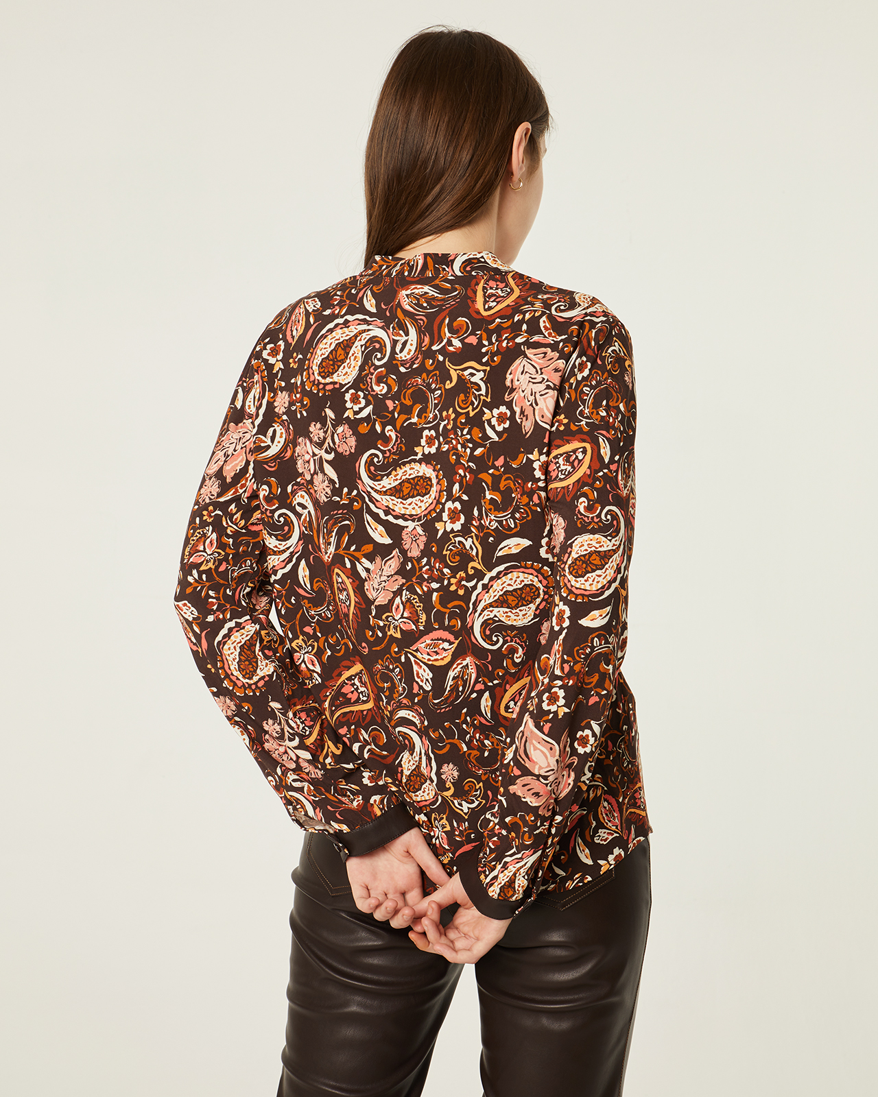 Blusa estampada con tonos marrones: Catálogo de Manuela Lencería Blusa estampada con tonos marrones: Catálogo de Manuela Lencería