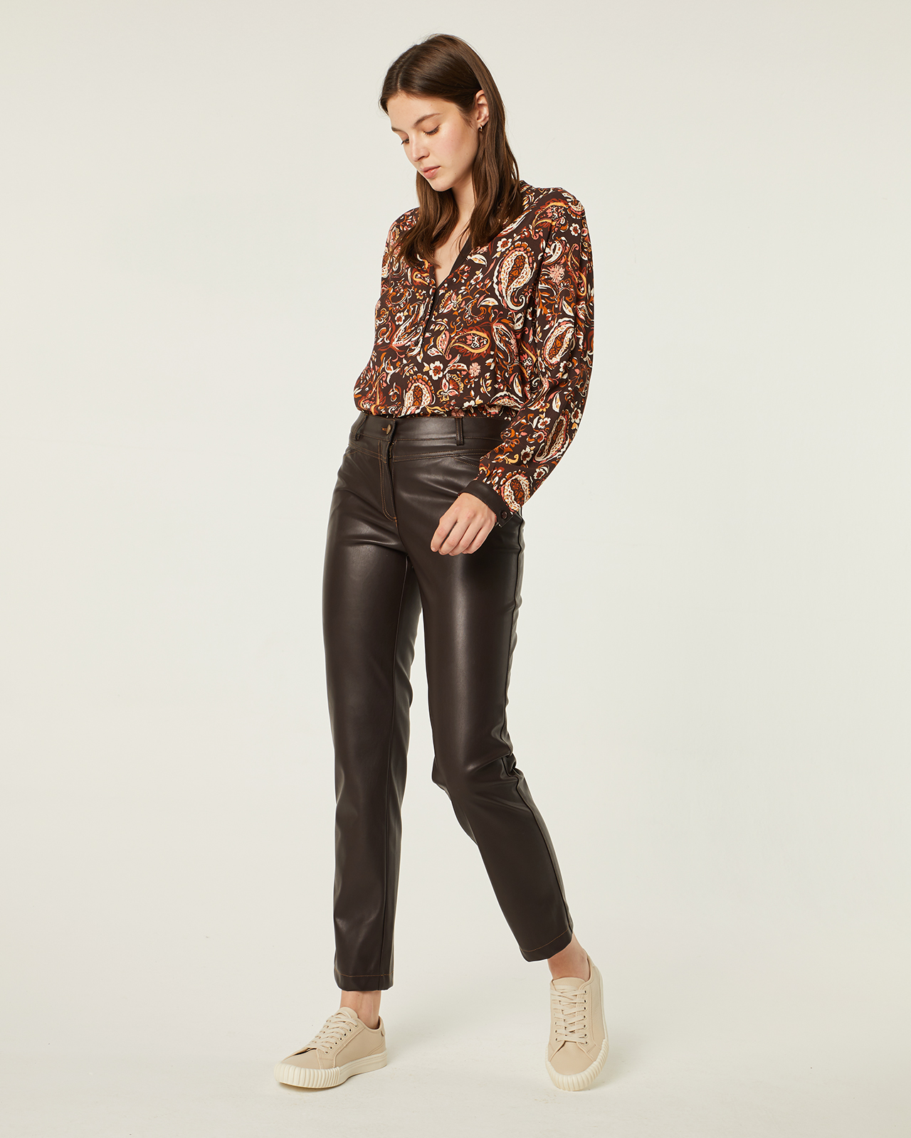 Blusa estampada con tonos marrones: Catálogo de Manuela Lencería Blusa estampada con tonos marrones: Catálogo de Manuela Lencería