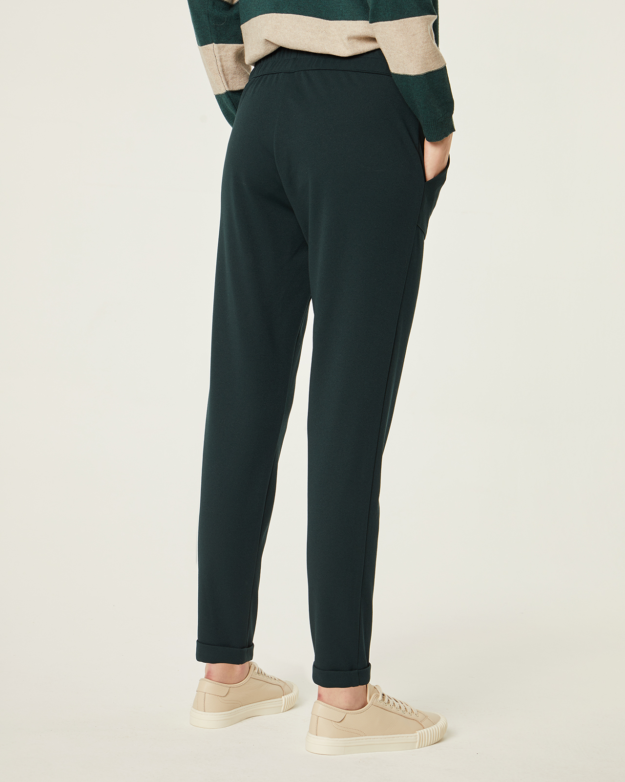 Pantalón recto de sport con bolsillos: Catálogo de Manuela Lencería Pantalón recto de sport con bolsillos: Catálogo de Manuela Lencería