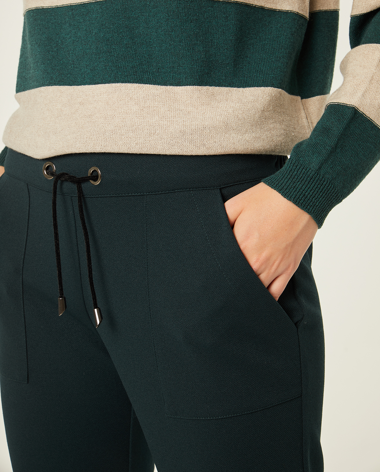 Pantalón recto de sport con bolsillos: Catálogo de Manuela Lencería Pantalón recto de sport con bolsillos: Catálogo de Manuela Lencería