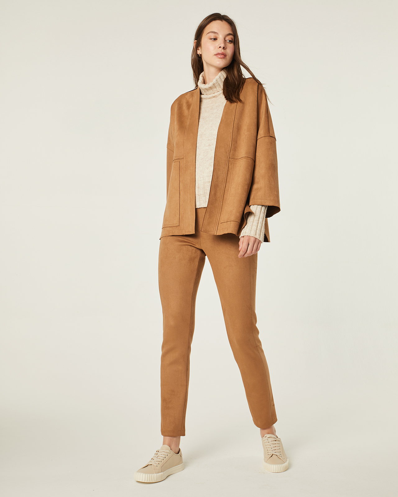 Conjunto chaqueta y pantalón color camel: Catálogo de Manuela Lencería Conjunto chaqueta y pantalón color camel: Catálogo de Manuela Lencería