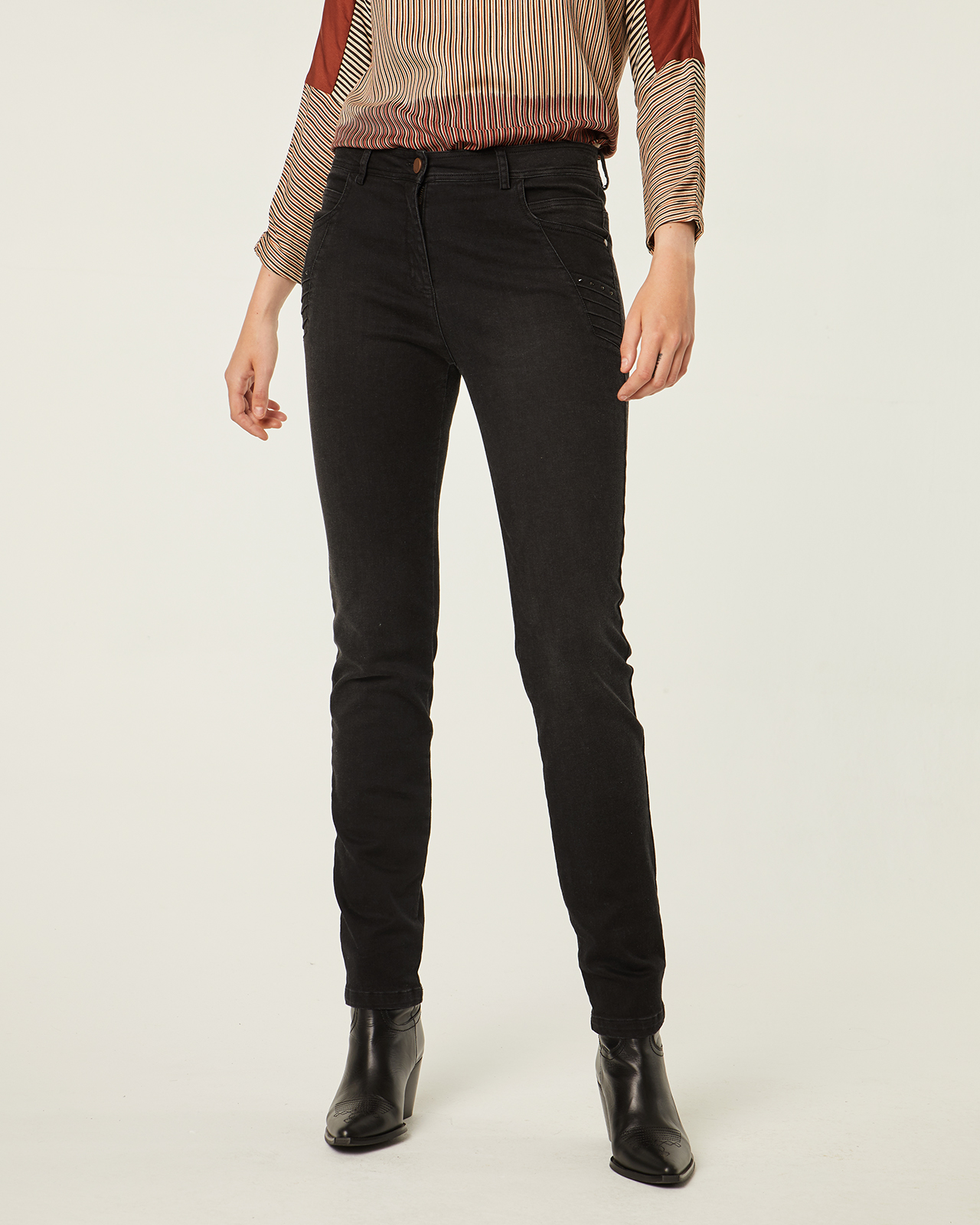 Pantalón vaquero color negro: Catálogo de Manuela Lencería Pantalón vaquero color negro: Catálogo de Manuela Lencería