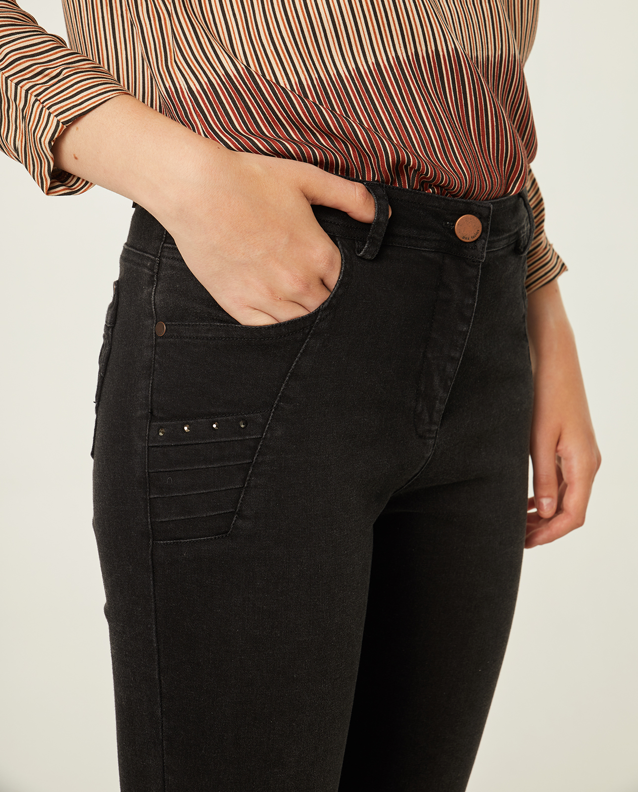 Pantalón vaquero color negro: Catálogo de Manuela Lencería Pantalón vaquero color negro: Catálogo de Manuela Lencería
