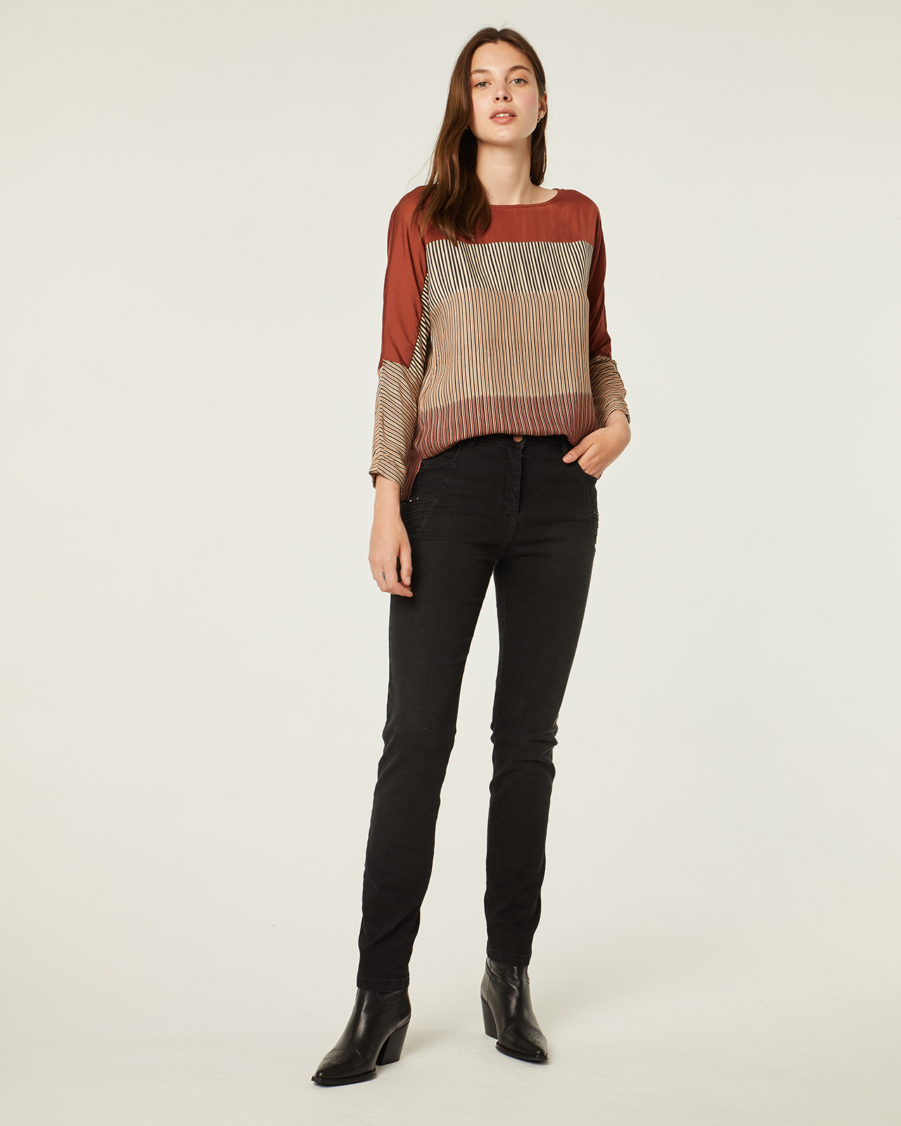 Pantalón vaquero color negro: Catálogo de Manuela Lencería Pantalón vaquero color negro: Catálogo de Manuela Lencería