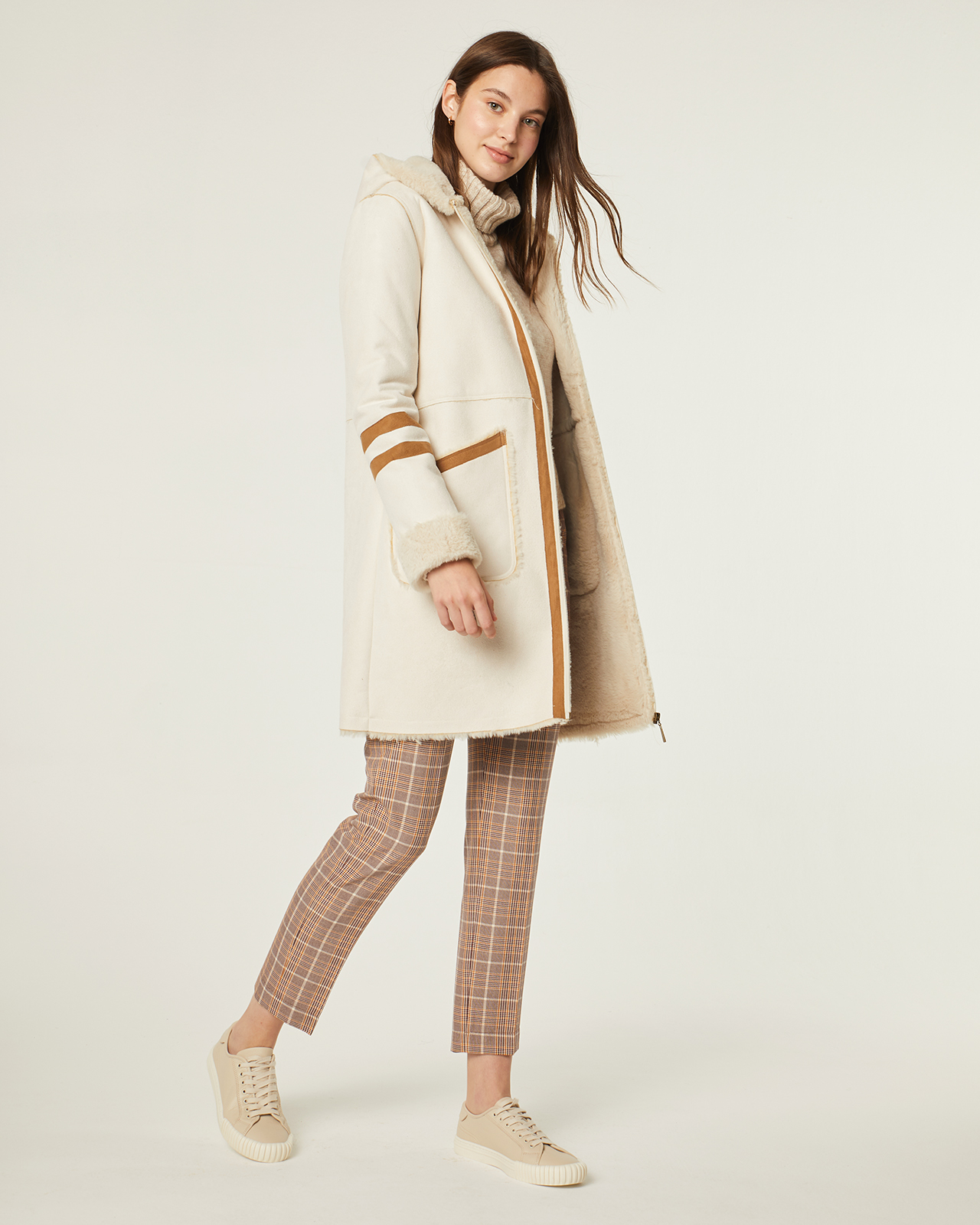 Conjunto de chaquetón color crema y pantalón de cuadros: Catálogo de Manuela Lencería Conjunto de chaquetón color crema y pantalón de cuadros: Catálogo de Manuela Lencería