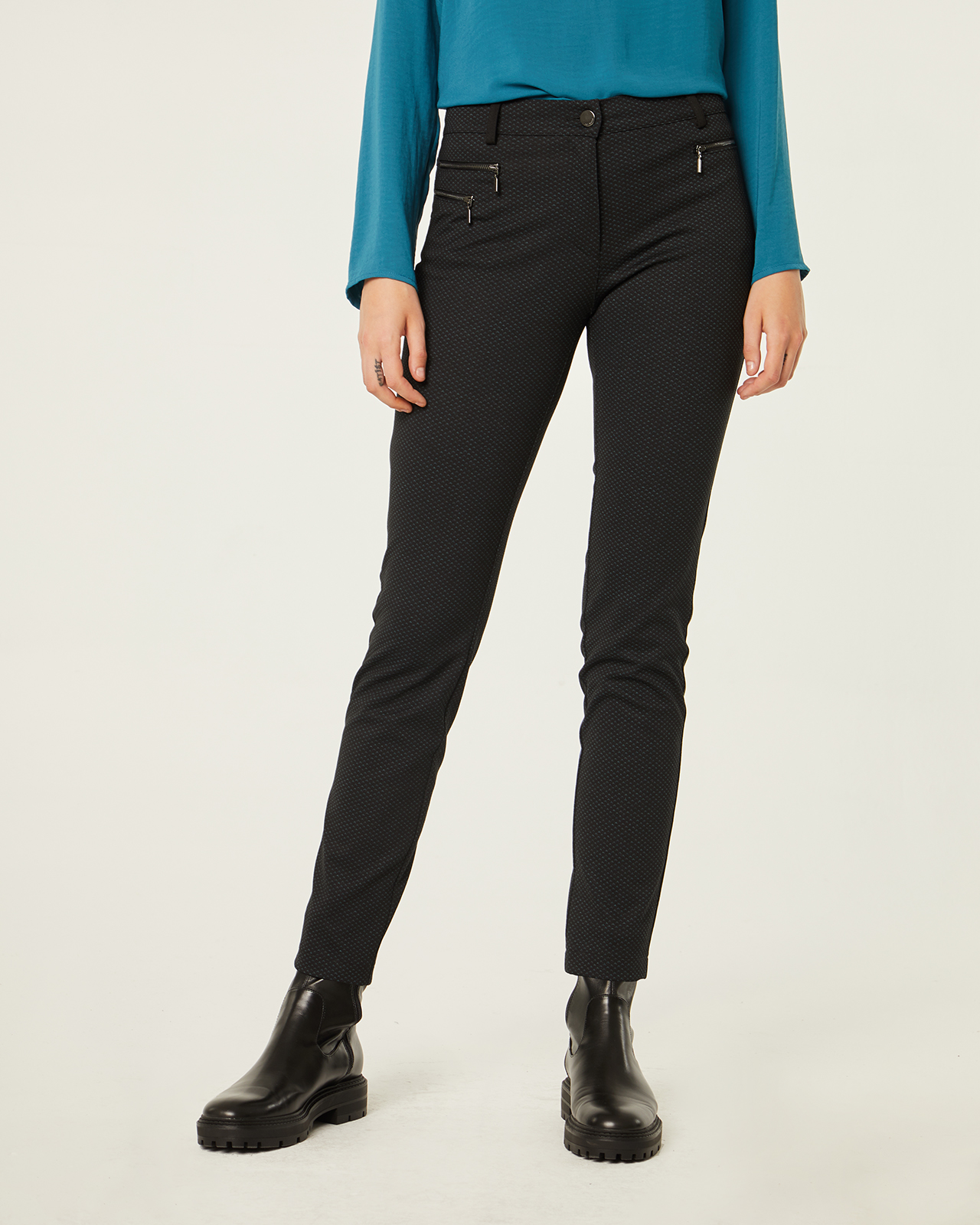 Pantalón pitillo con estampado azul: Catálogo de Manuela Lencería Pantalón pitillo con estampado azul: Catálogo de Manuela Lencería