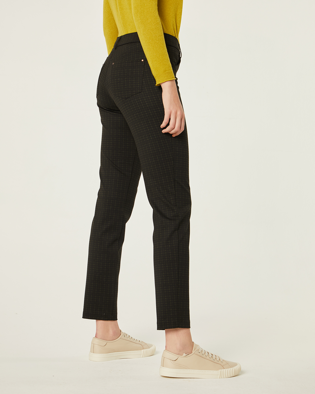 Pantalón pitillo con estampado color mostaza: Catálogo de Manuela Lencería Pantalón pitillo con estampado color mostaza: Catálogo de Manuela Lencería