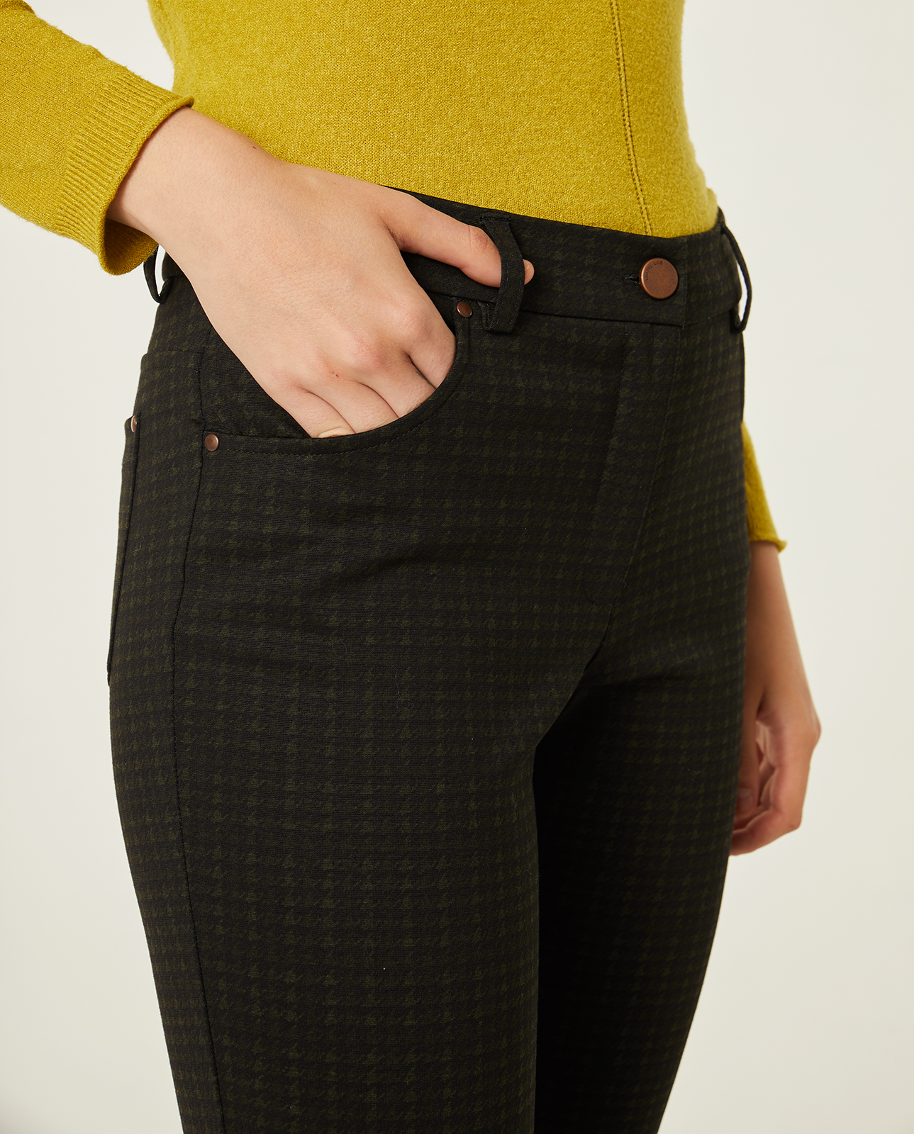 Pantalón pitillo con estampado color mostaza: Catálogo de Manuela Lencería Pantalón pitillo con estampado color mostaza: Catálogo de Manuela Lencería