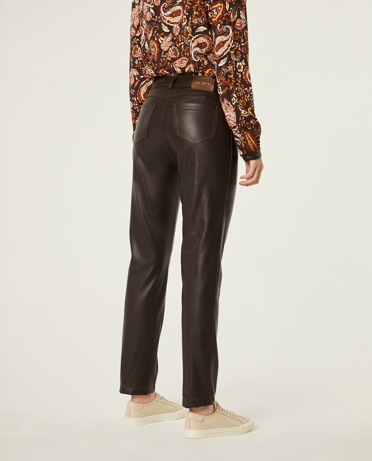 Pantalón polipiel color marrón: Catálogo de Manuela Lencería Pantalón polipiel color marrón: Catálogo de Manuela Lencería