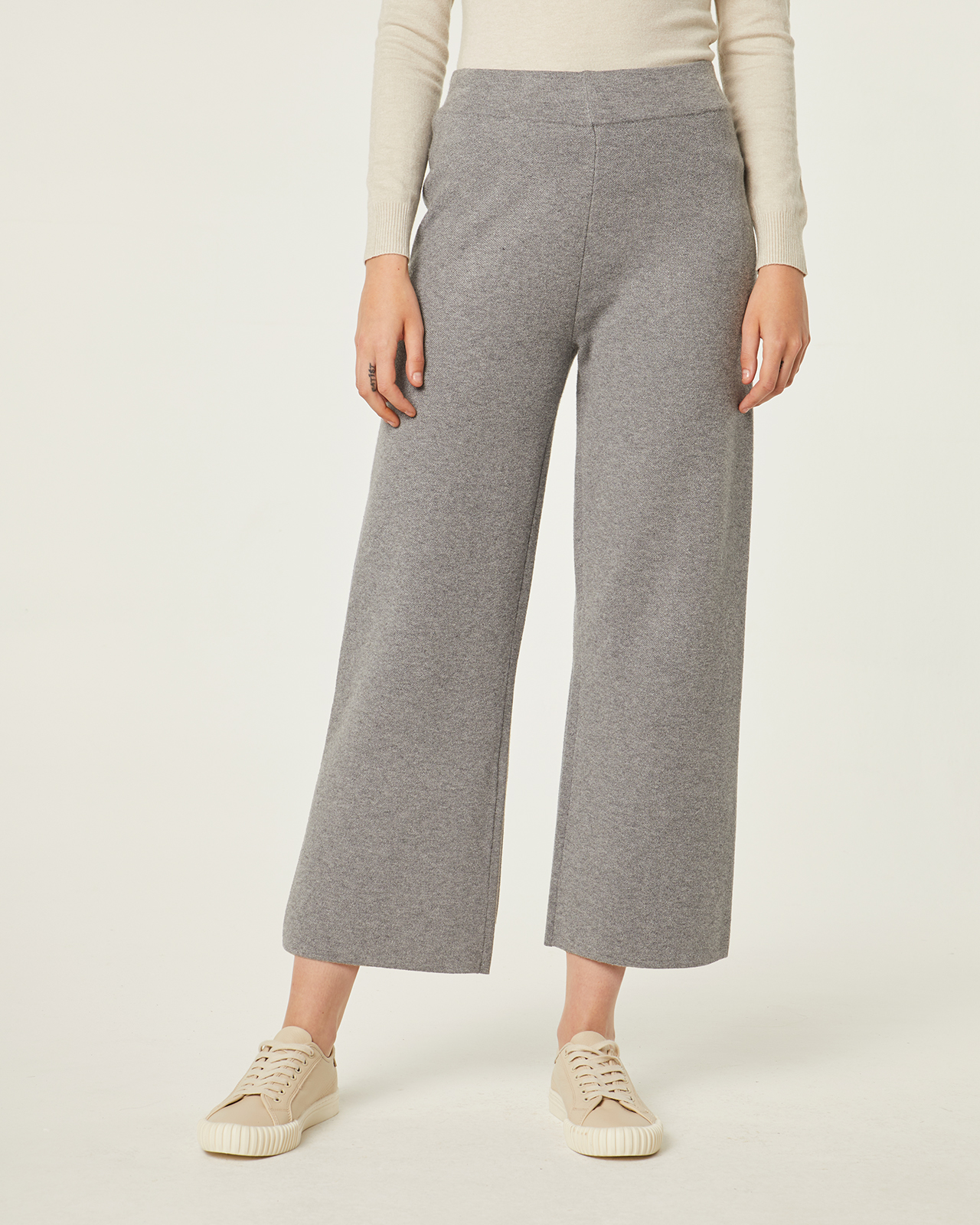 Pantalón pirata de punto en color gris perla: Catálogo de Manuela Lencería Pantalón pirata de punto en color gris perla: Catálogo de Manuela Lencería