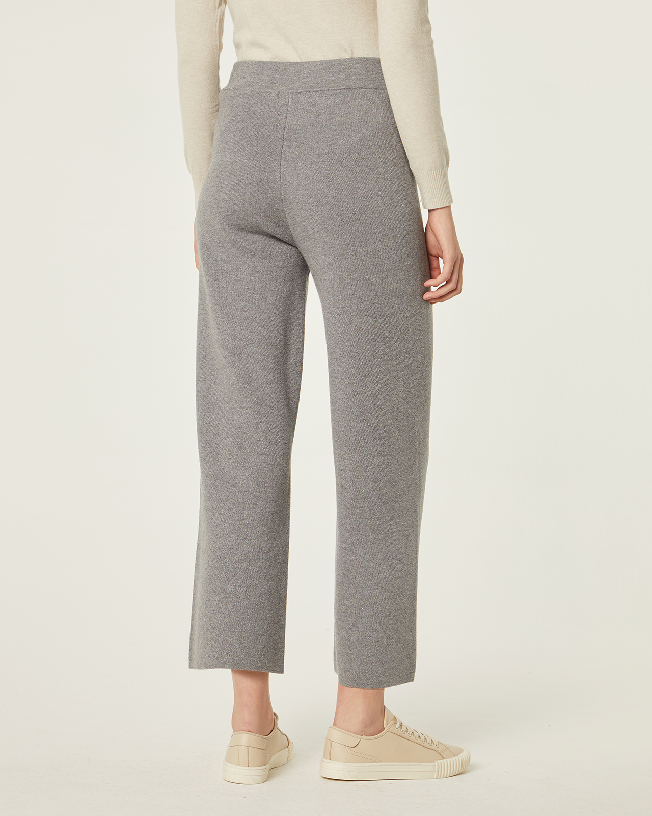 Pantalón pirata de punto en color gris perla: Catálogo de Manuela Lencería Pantalón pirata de punto en color gris perla: Catálogo de Manuela Lencería