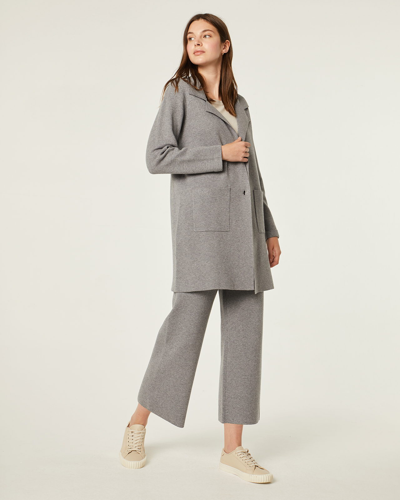 Conjunto chaqueta tres cuartos y pantalón pirata de punto, color gris perla: Catálogo de Manuela Lencería Conjunto chaqueta tres cuartos y pantalón pirata de punto, color gris perla: Catálogo de Manuela Lencería