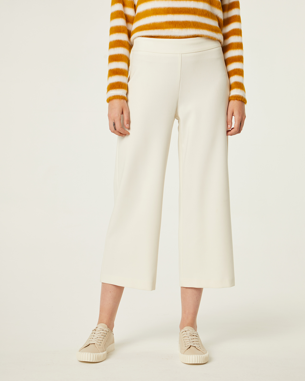 Pantalón pirata color crema: Catálogo de Manuela Lencería Pantalón pirata color crema: Catálogo de Manuela Lencería