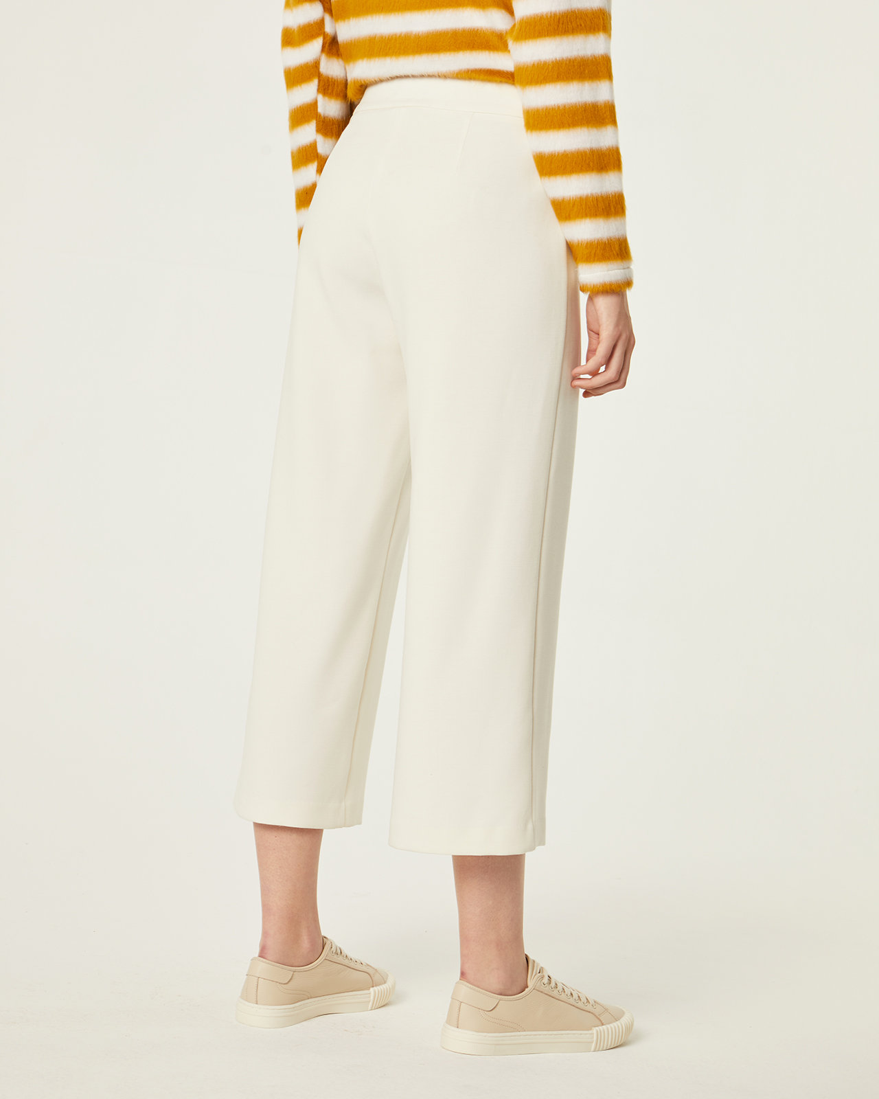 Pantalón pirata color crema: Catálogo de Manuela Lencería Pantalón pirata color crema: Catálogo de Manuela Lencería