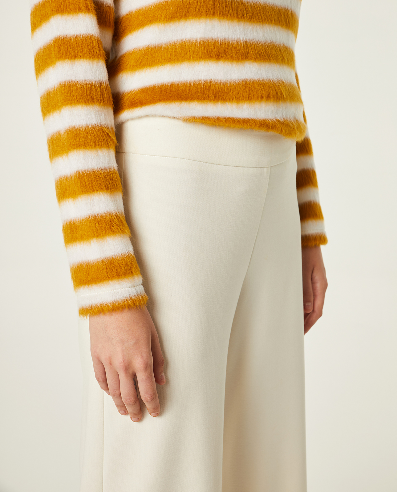 Pantalón pirata color crema: Catálogo de Manuela Lencería Pantalón pirata color crema: Catálogo de Manuela Lencería