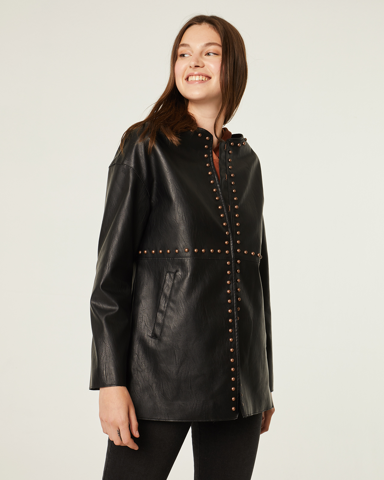 Chaqueta de cuero color negro: Catálogo de Manuela Lencería Chaqueta de cuero color negro: Catálogo de Manuela Lencería