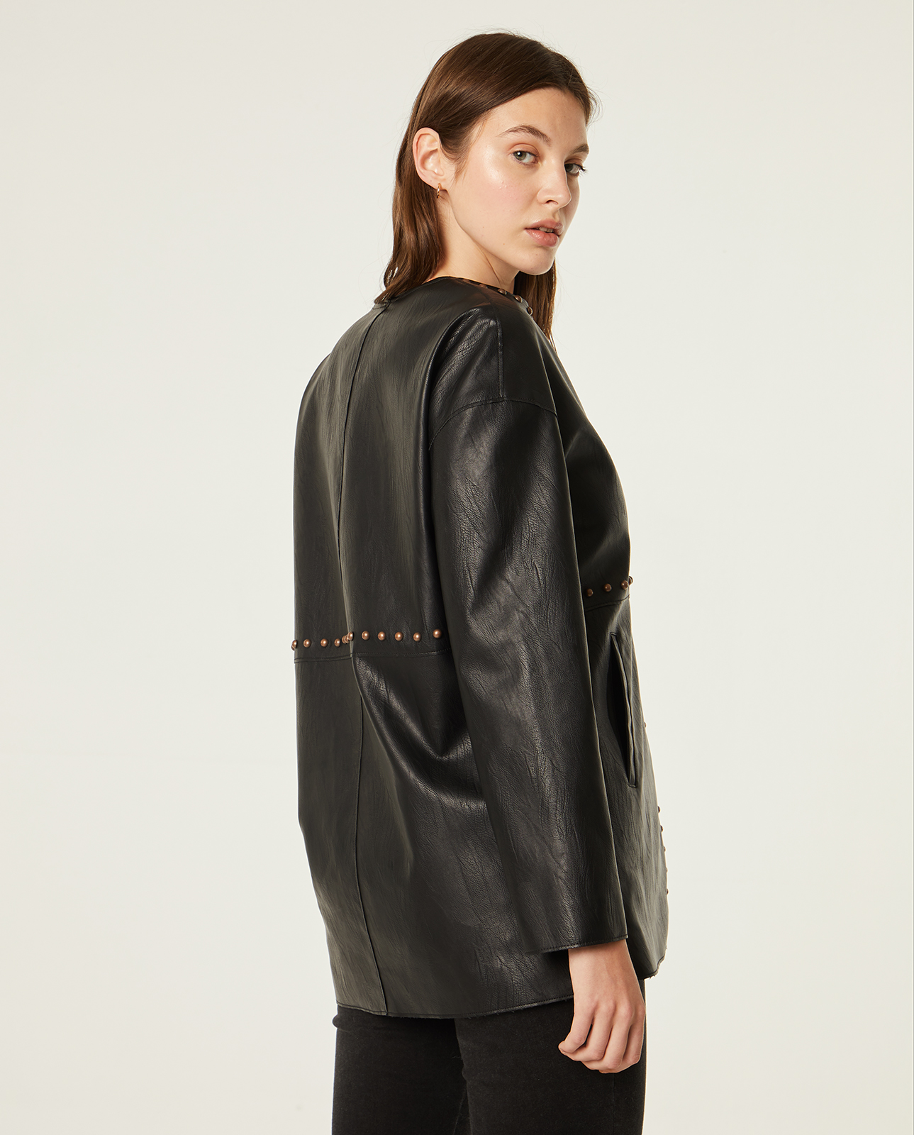 Chaqueta de cuero color negro: Catálogo de Manuela Lencería Chaqueta de cuero color negro: Catálogo de Manuela Lencería