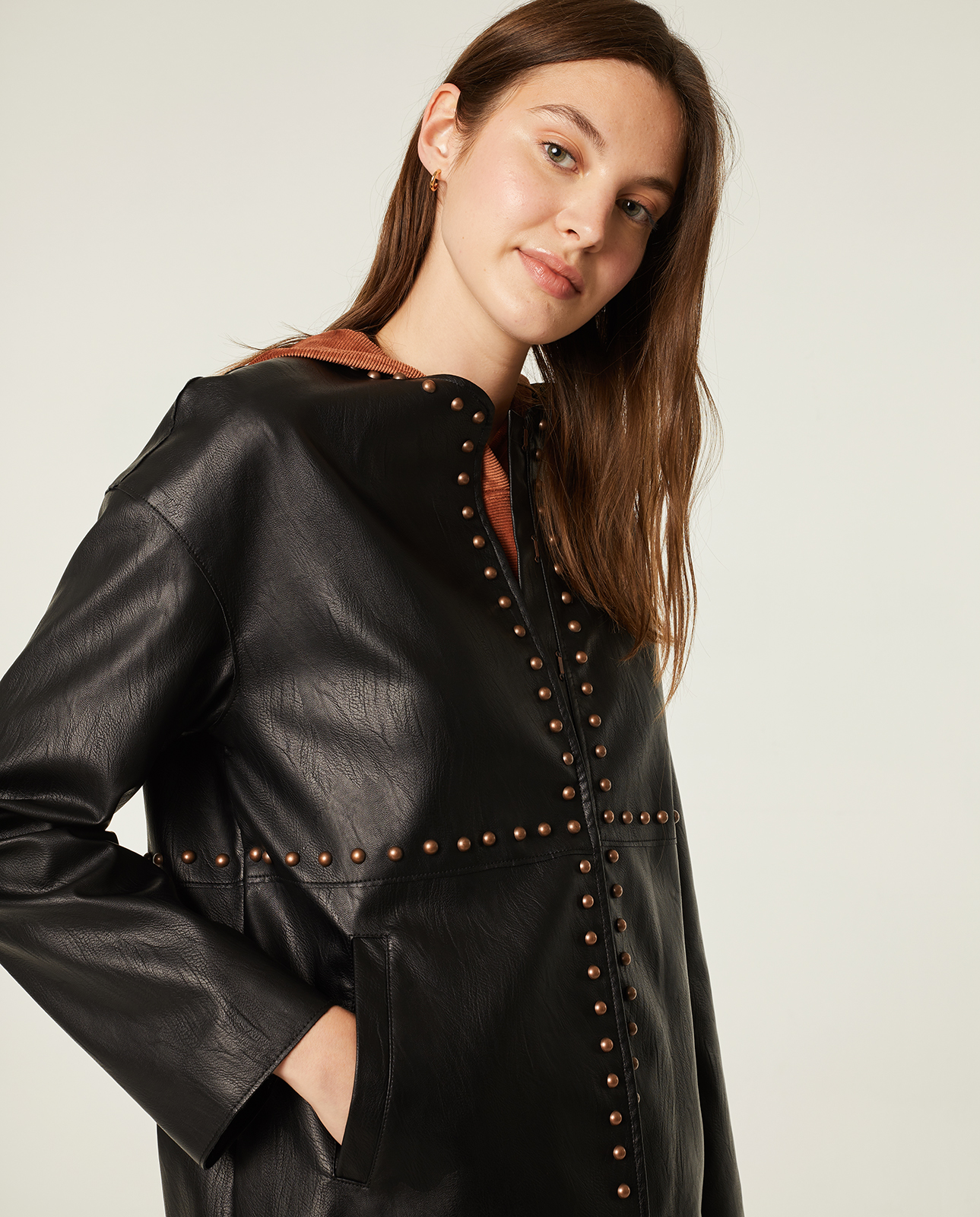 Chaqueta de cuero color negro: Catálogo de Manuela Lencería Chaqueta de cuero color negro: Catálogo de Manuela Lencería