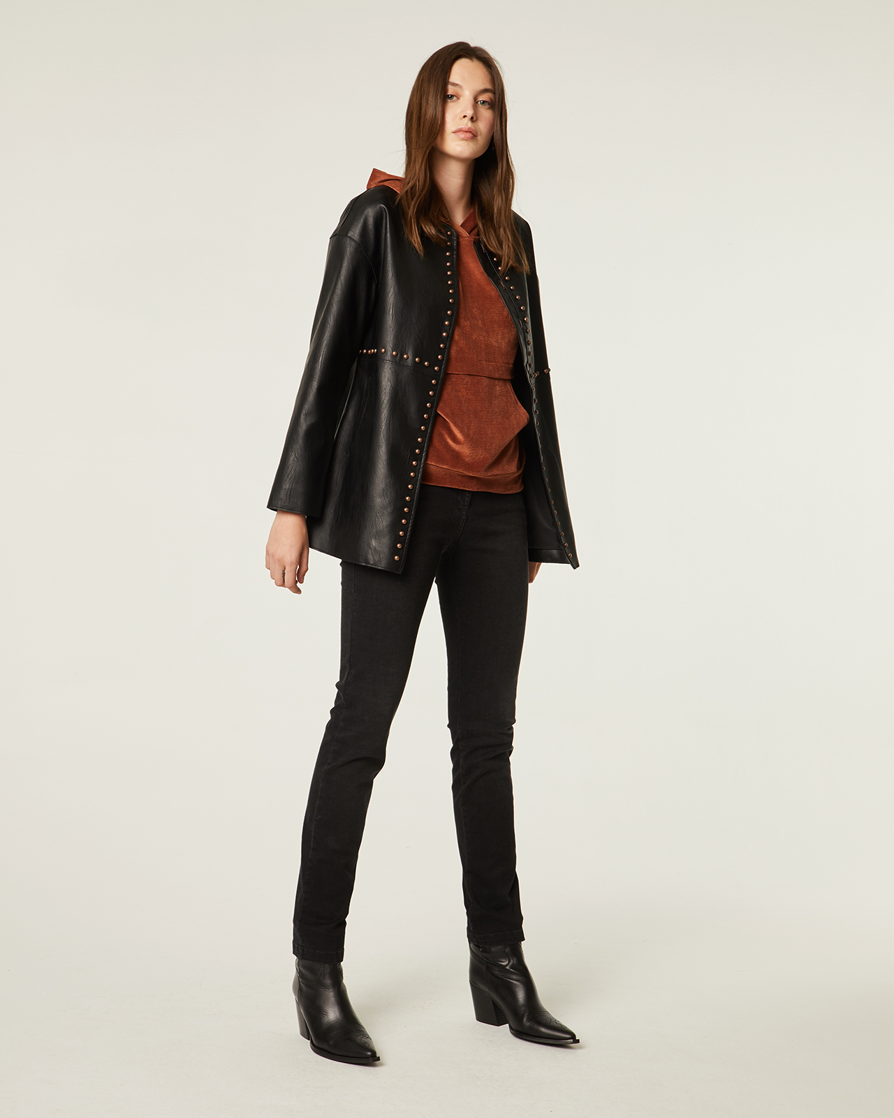 Chaqueta de cuero color negro: Catálogo de Manuela Lencería Chaqueta de cuero color negro: Catálogo de Manuela Lencería