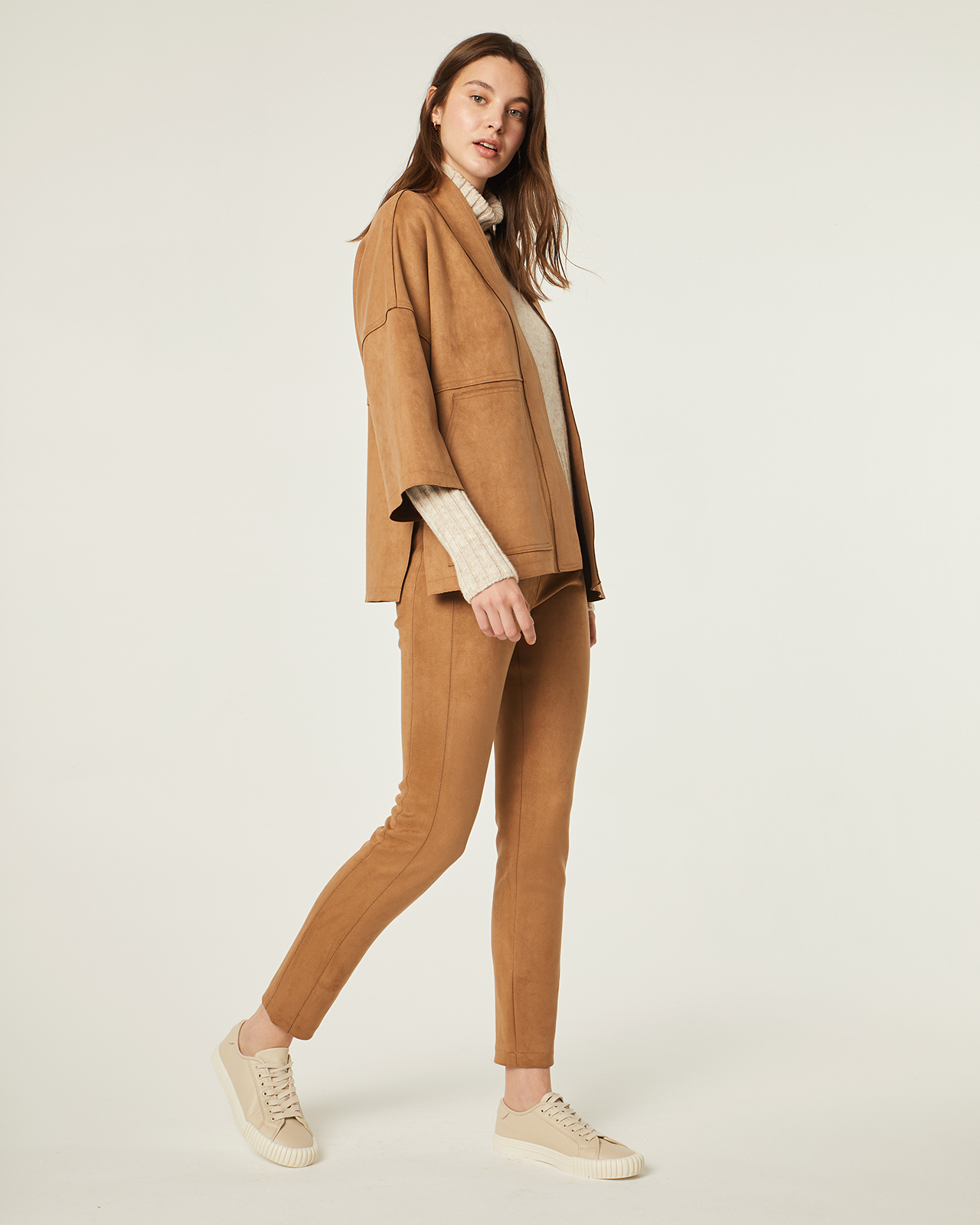Conjunto chaqueta y pantalón de ante color camel: Catálogo de Manuela Lencería Conjunto chaqueta y pantalón de ante color camel: Catálogo de Manuela Lencería