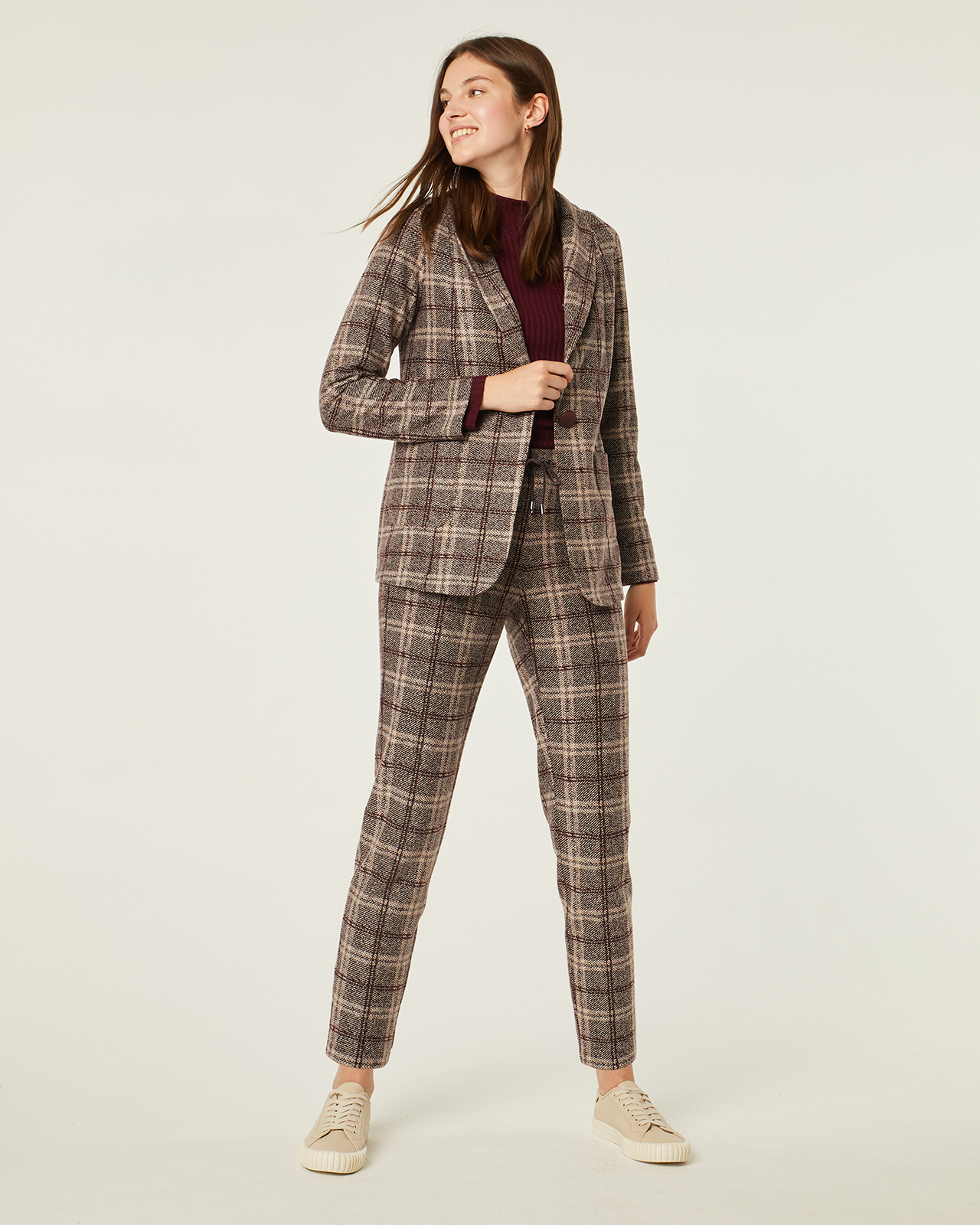 Conjunto chaqueta y pantalón de cuadros: Catálogo de Manuela Lencería Conjunto chaqueta y pantalón de cuadros: Catálogo de Manuela Lencería