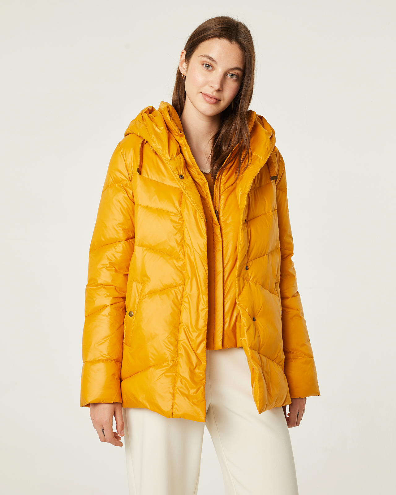 Trenca con capucha color mostaza: Catálogo de Manuela Lencería Trenca con capucha color mostaza: Catálogo de Manuela Lencería