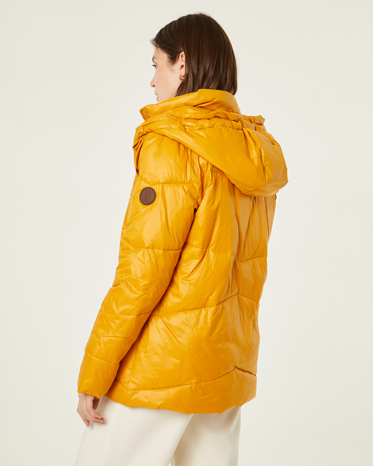 Trenca con capucha color mostaza: Catálogo de Manuela Lencería Trenca con capucha color mostaza: Catálogo de Manuela Lencería