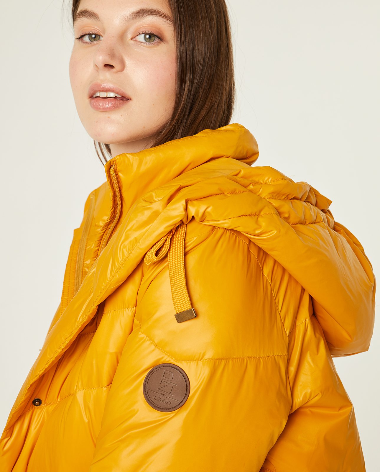 Trenca con capucha color mostaza: Catálogo de Manuela Lencería Trenca con capucha color mostaza: Catálogo de Manuela Lencería