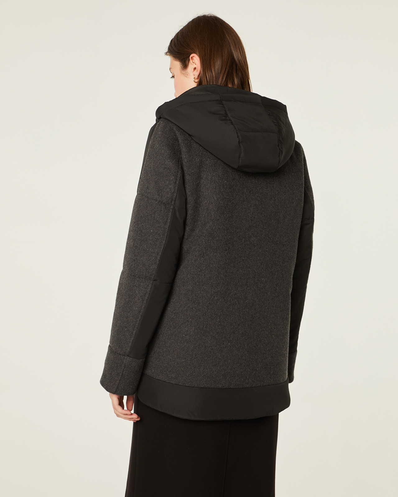 Trenca con capucha en gris oscuro: Catálogo de Manuela Lencería Trenca con capucha en gris oscuro: Catálogo de Manuela Lencería