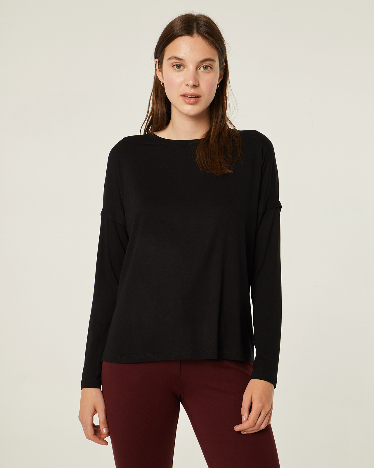 Jersey de punto color negro abotonado en la espalda: Catálogo de Manuela Lencería Jersey de punto color negro abotonado en la espalda: Catálogo de Manuela Lencería